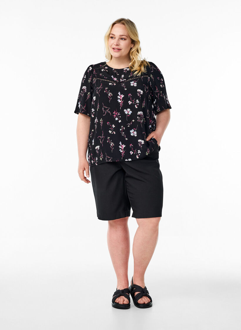 Gebl&uuml;mte Bluse mit kurzen &Auml;rmeln, Schwarz, Model image number 1