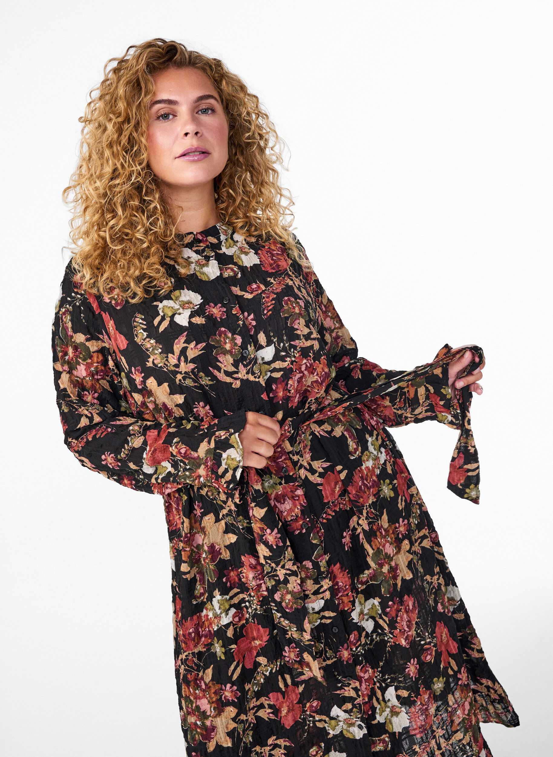 Zizzi Robe midi &agrave; imprim&eacute; floral avec ceinture amovible &agrave; nouer, Charbon, Model image number 2