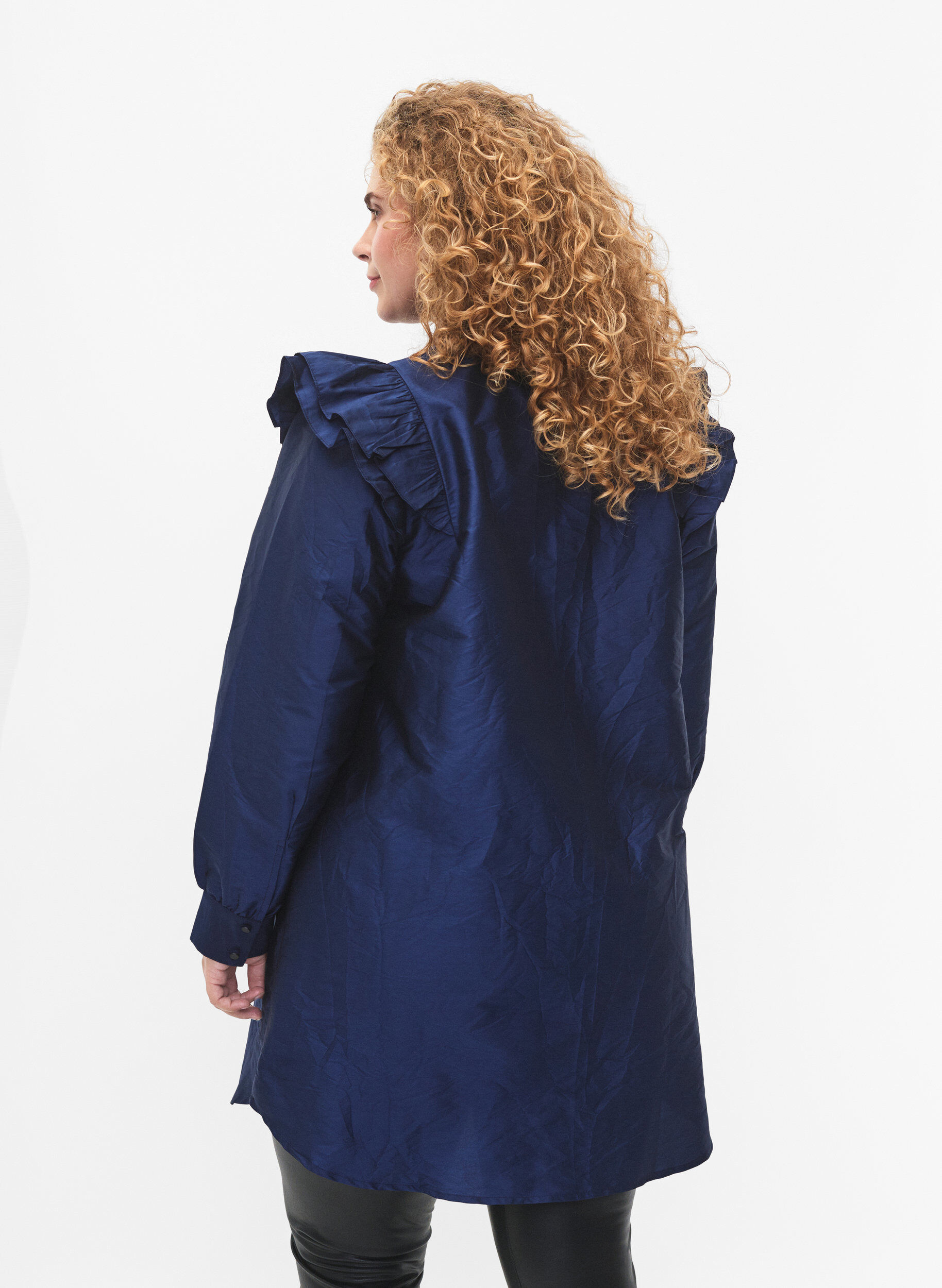 Zizzi Einfarbiges Hemd mit R&uuml;schendetail, Titan, Model image number 1