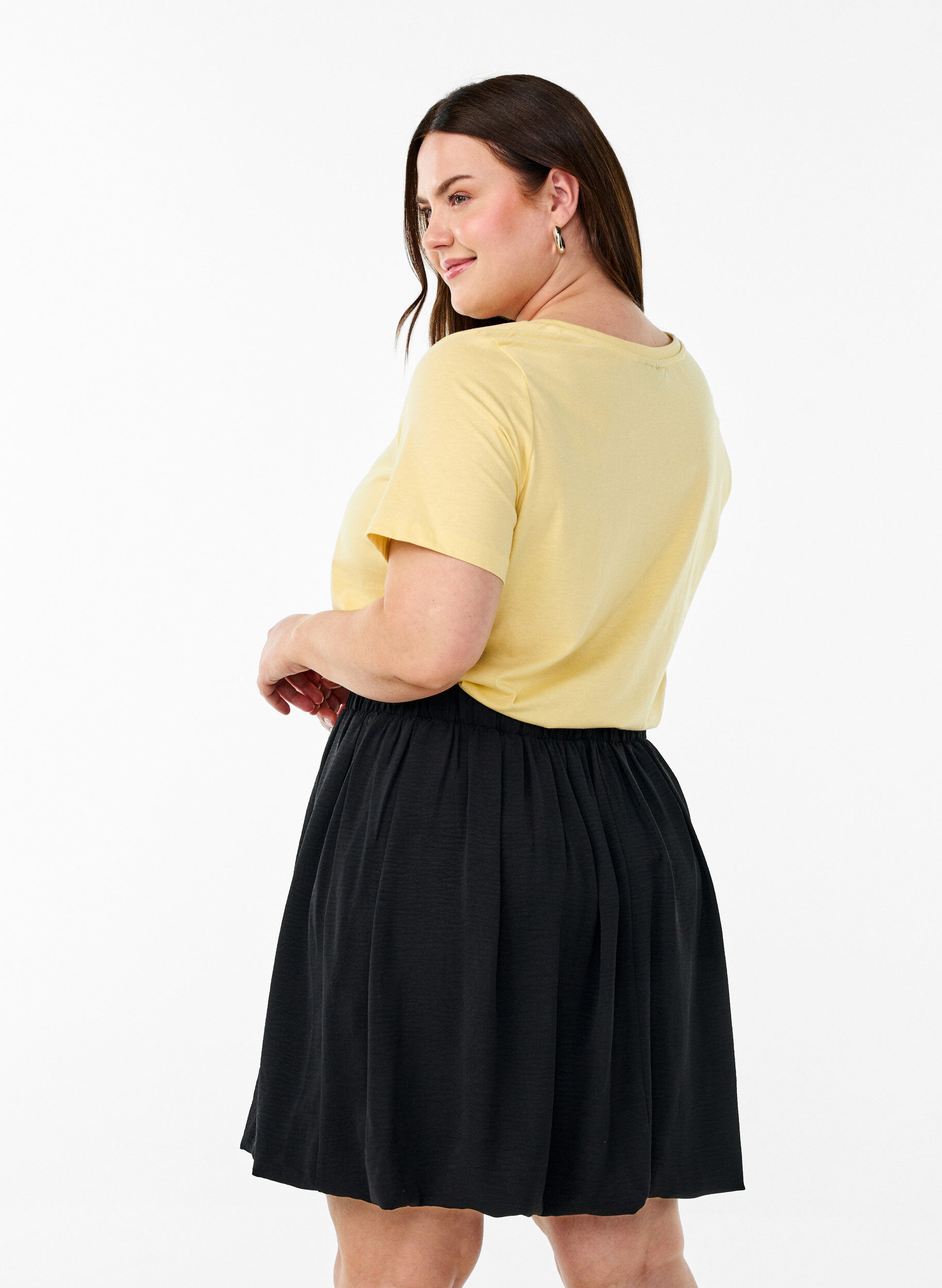 Zizzi Kurz&auml;rmeliges T-Shirt mit V-Ausschnitt, Gelb, Model image number 2