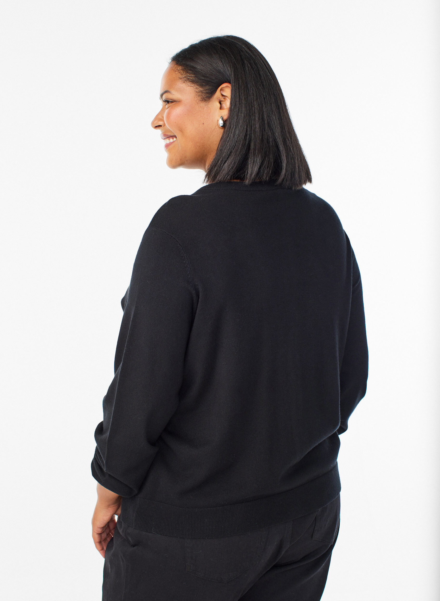 Zizzi Cardigan mit perlenbestickten Schleifen und Druckkn&ouml;pfen, Schwarz, Model image number 2