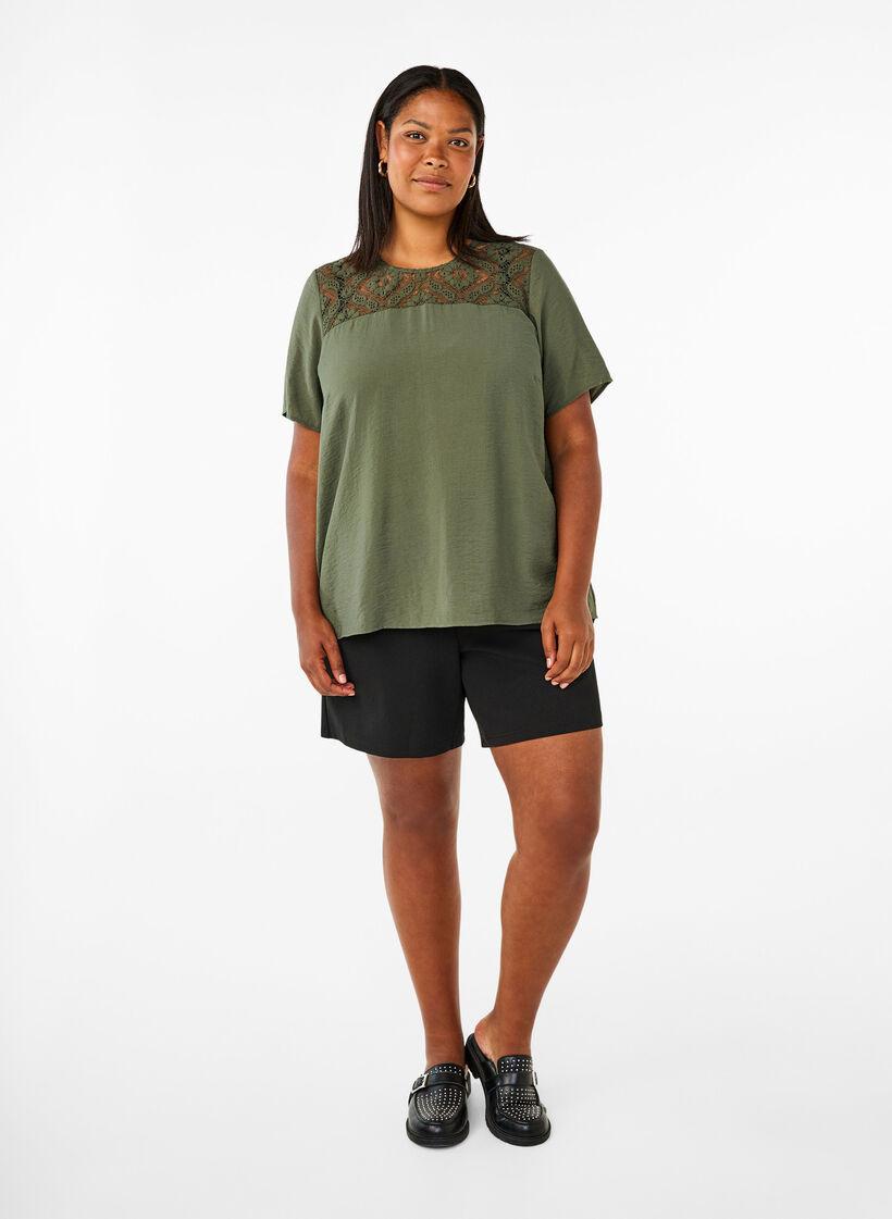 Kurzärmelige Viskosebluse mit Spitzendetail, Thyme, Model image number 2