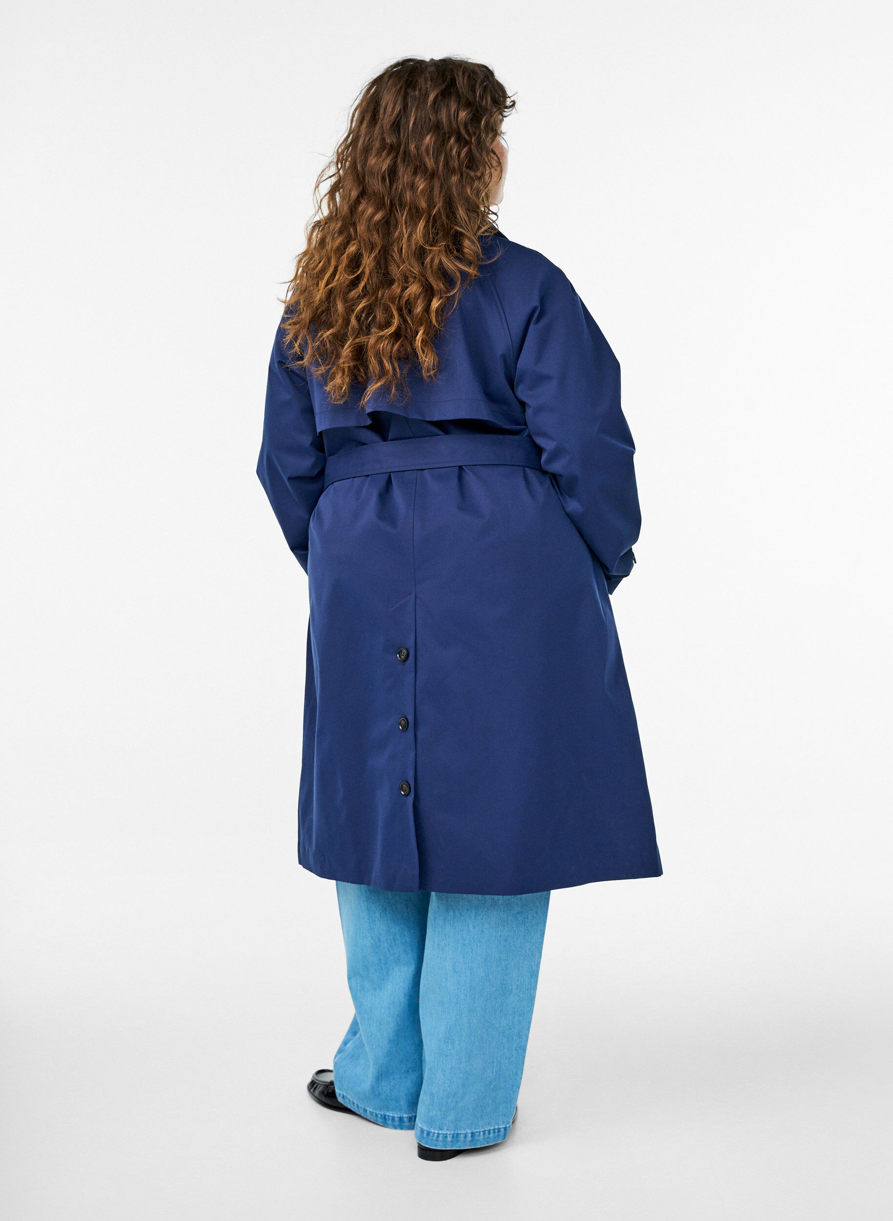 Zizzi Trenchcoat mit G&uuml;rtel und Schlitzen, Blau, Model image number 1