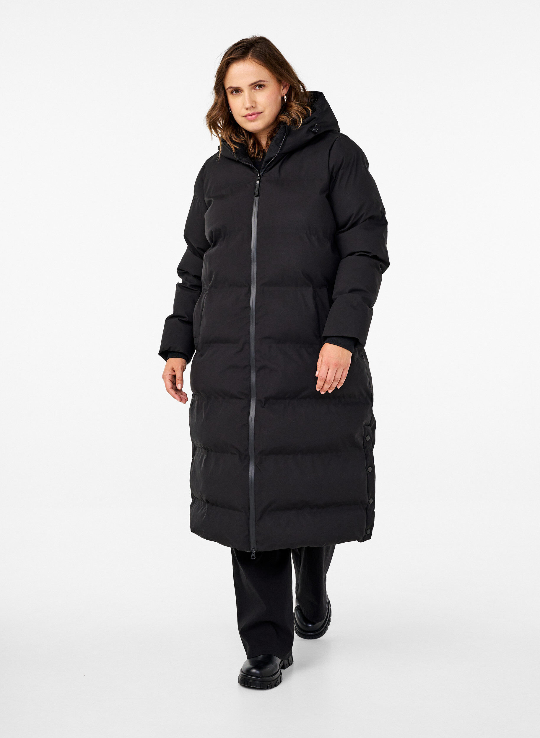 Langer Winter-Steppmantel mit Kapuze, Schwarz, Model