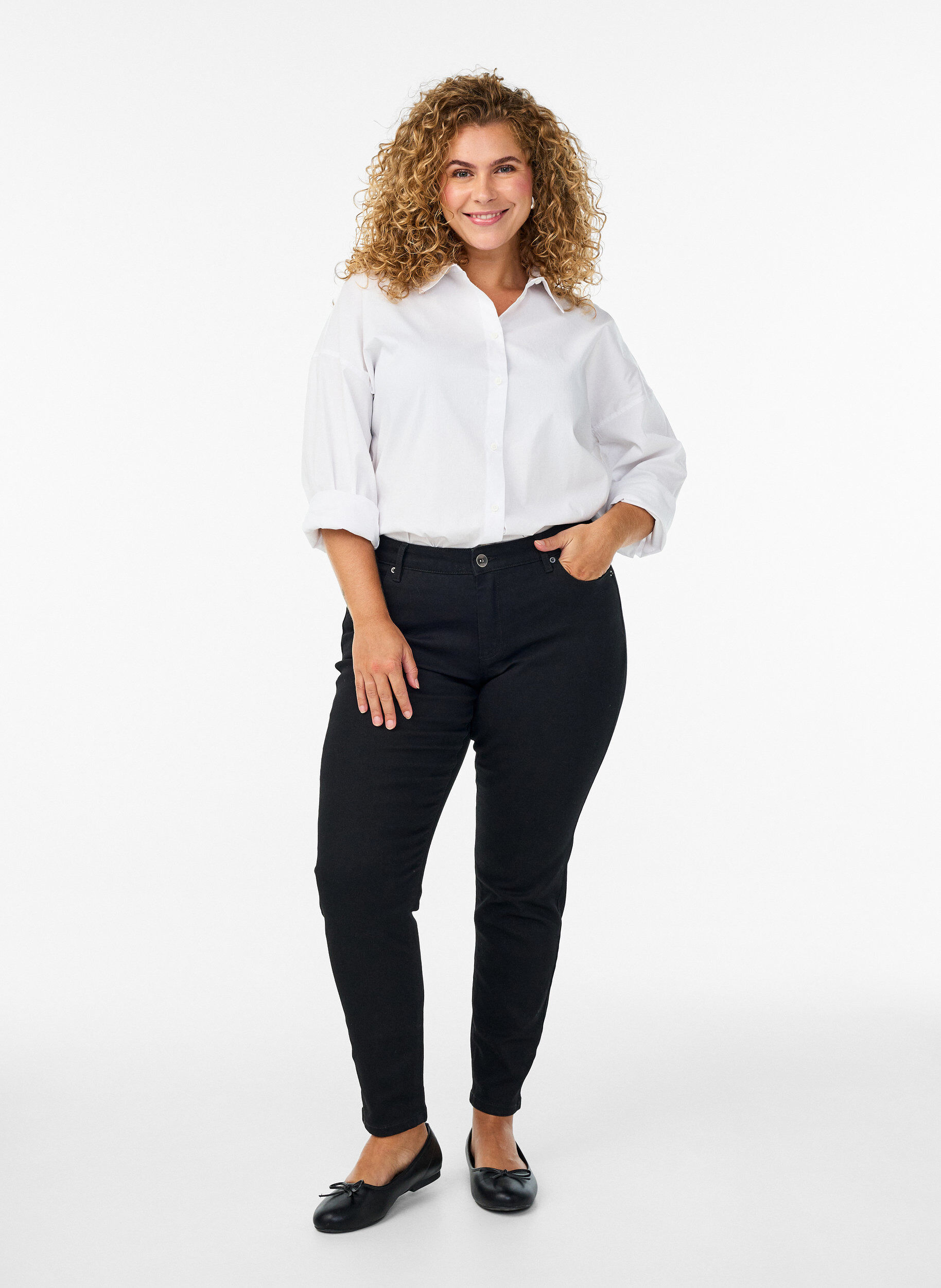 Jean Emily coupe slim fit avec taille normale, Noir, Model