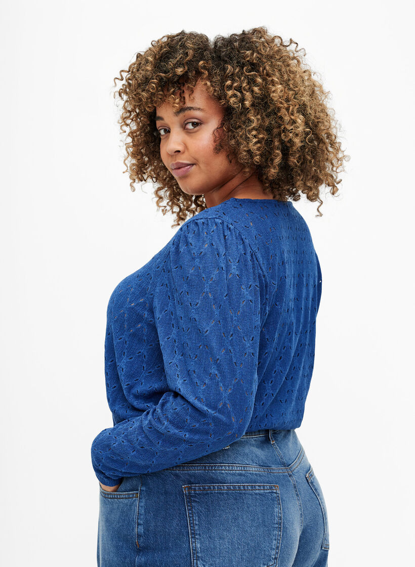 Bluse mit V-Ausschnitt und Lochmuster, Limoges, Model image number 1