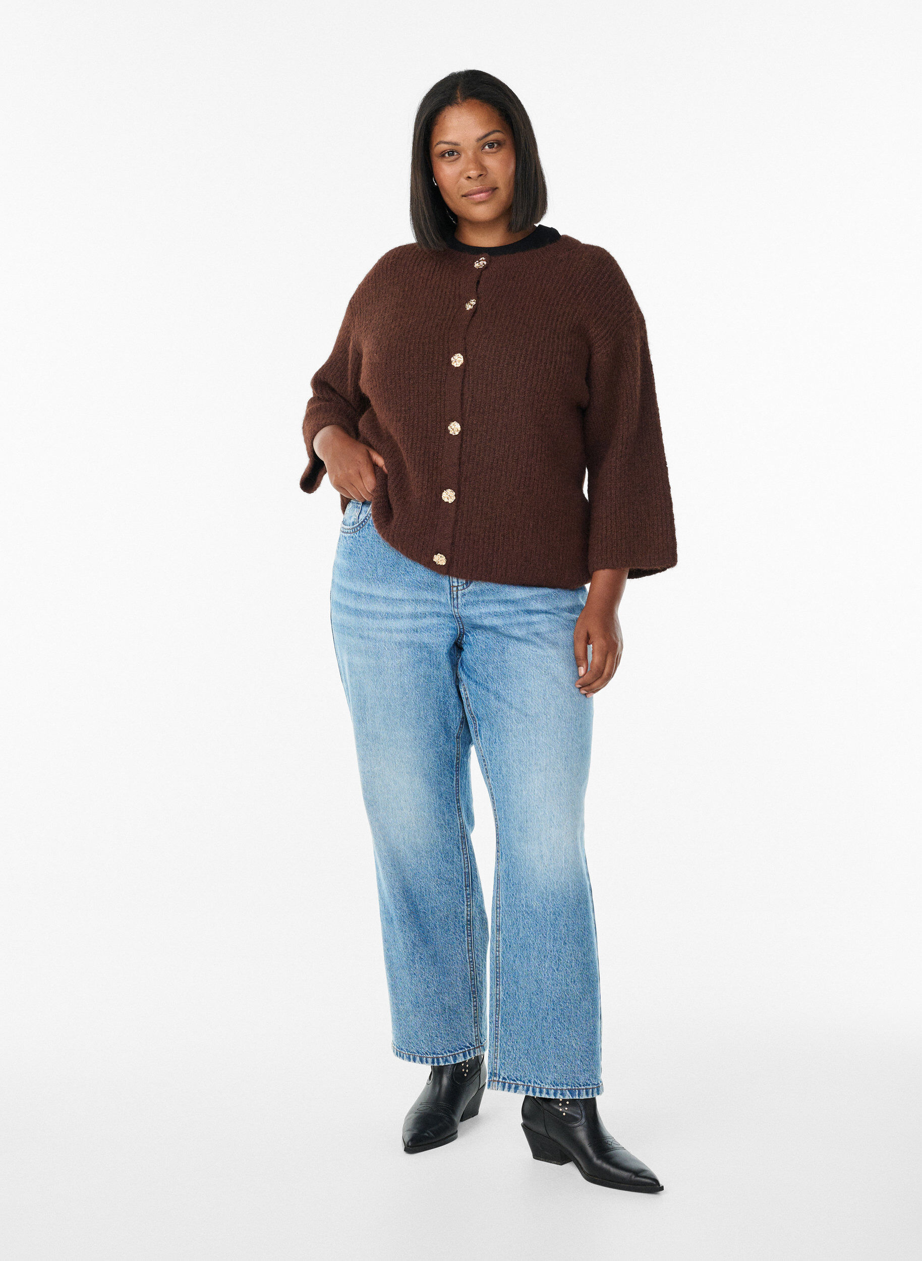 Zizzi Kurzer Cardigan mit 3/4-&Auml;rmeln und goldenen, strukturierten Kn&ouml;pfen, Braun, Model image number 1