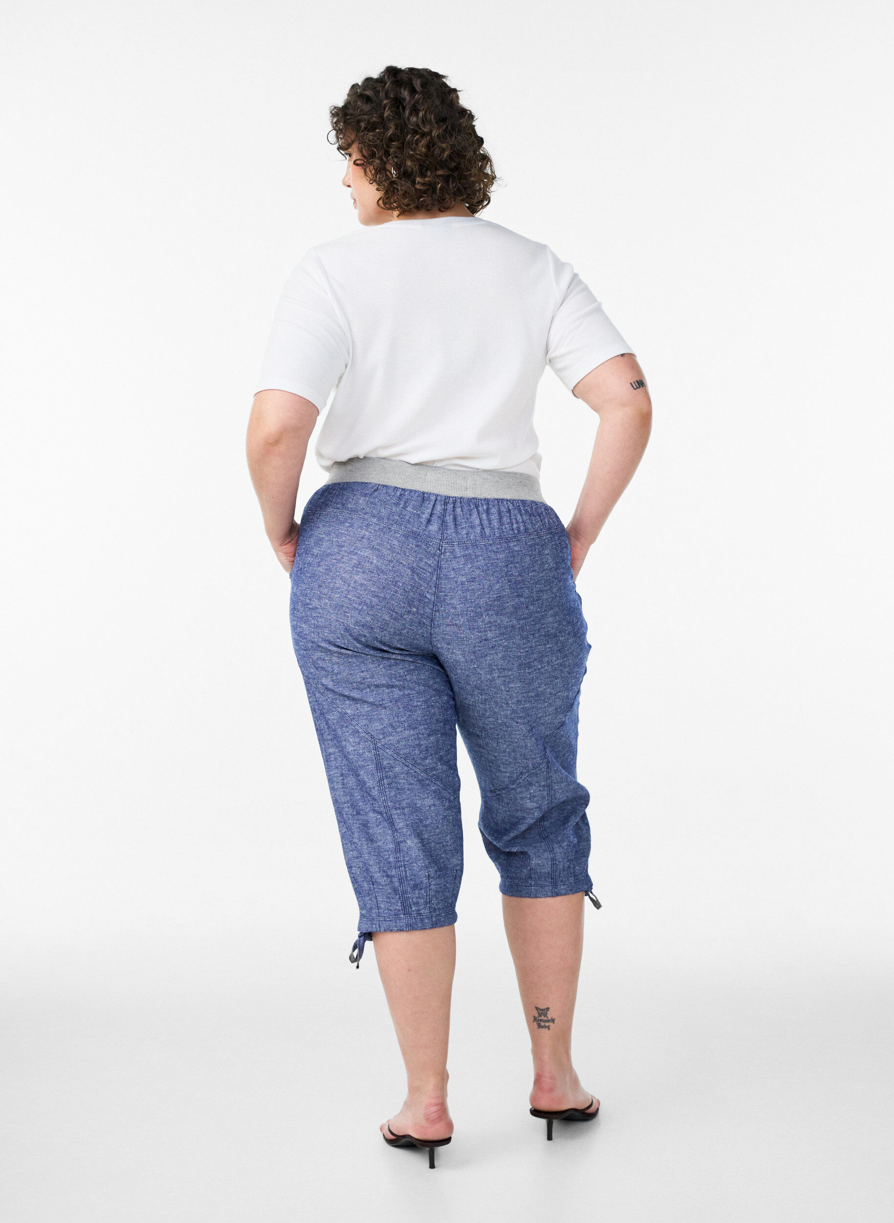 Zizzi Caprihose aus Baumwolle und Leinen mit elastischem Bund und Bindeband, Blau, Model image number 1