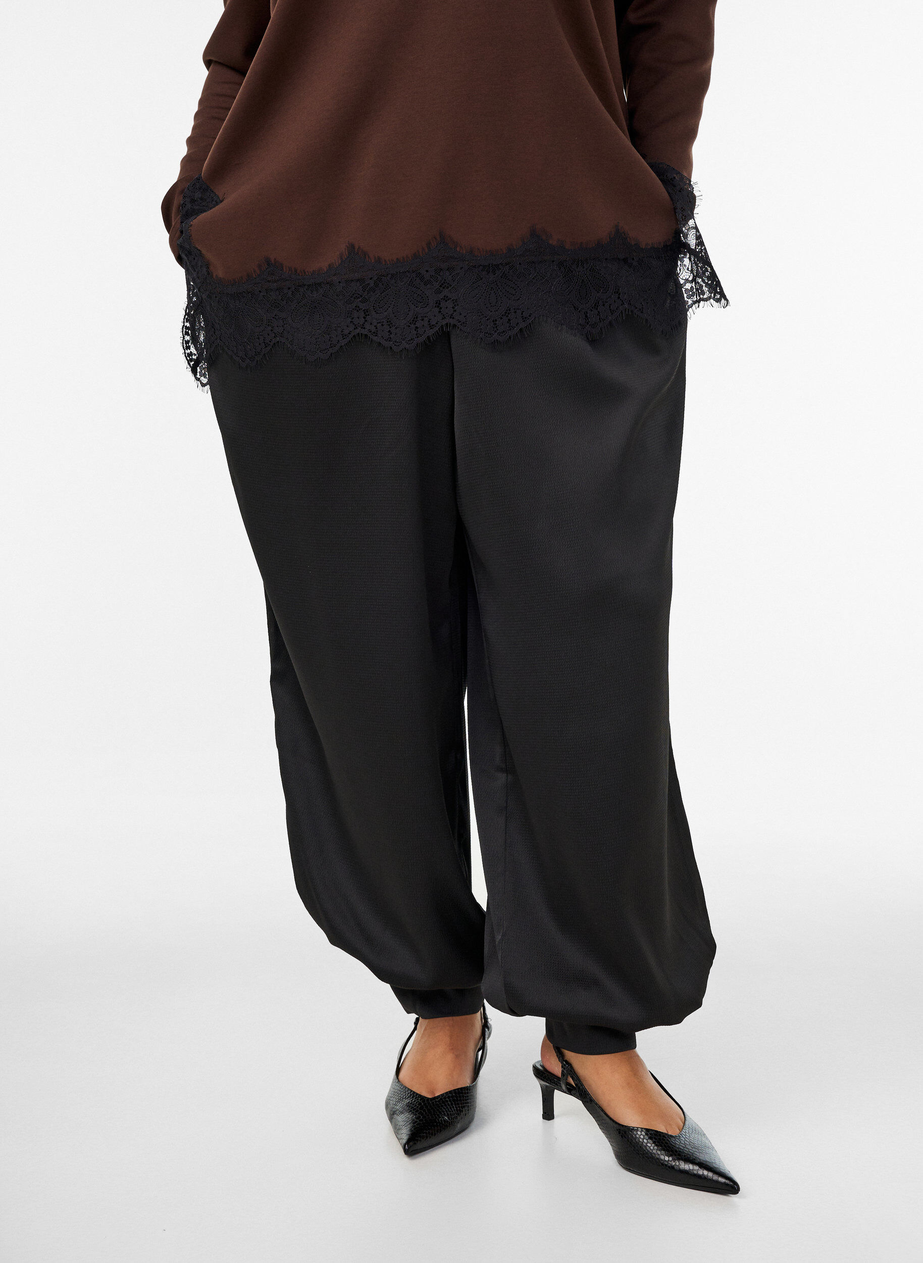 ZizziPantalon ballon satin&eacute;, Noir, Model image number 2