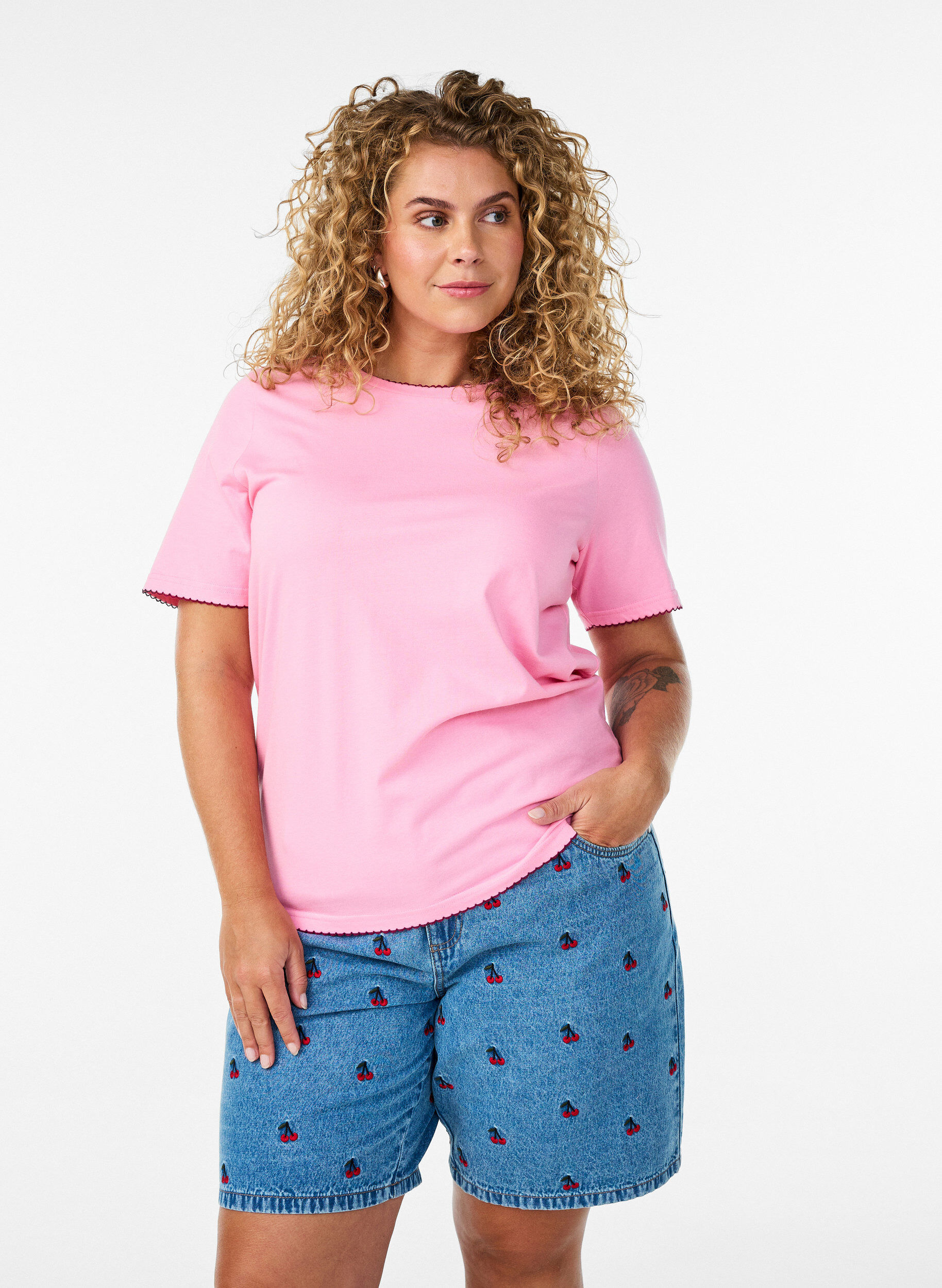 Bestickte Denimshorts, Blau, Model