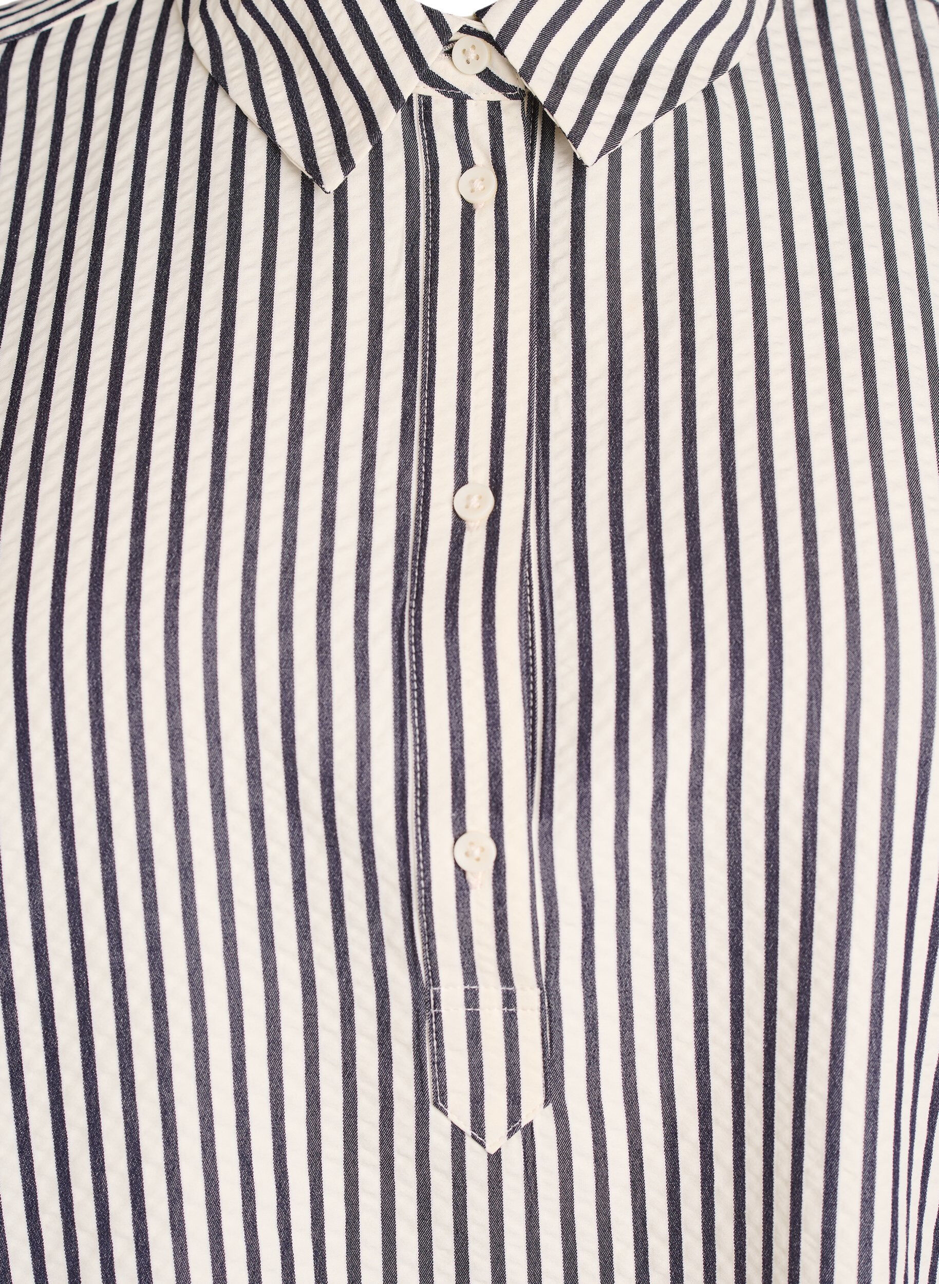 Zizzi Gestreifte Bluse mit Knopfdetail am R&uuml;cken, Schwarz, Packshot image number 2