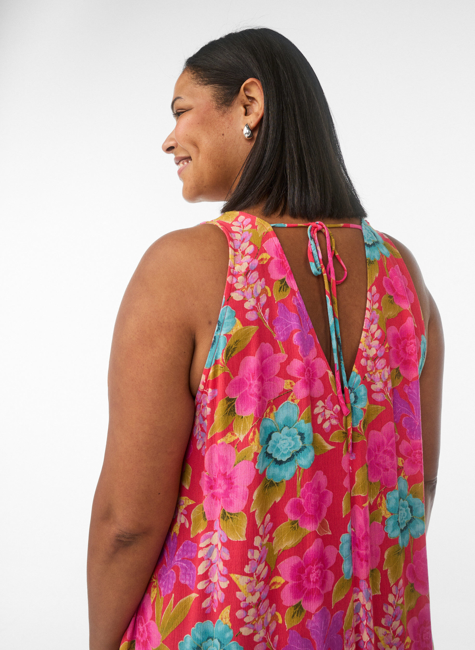 Zizzi Robe longue sans manches &agrave; coupe &eacute;vas&eacute;e et col en V, Rouge, Model image number 2