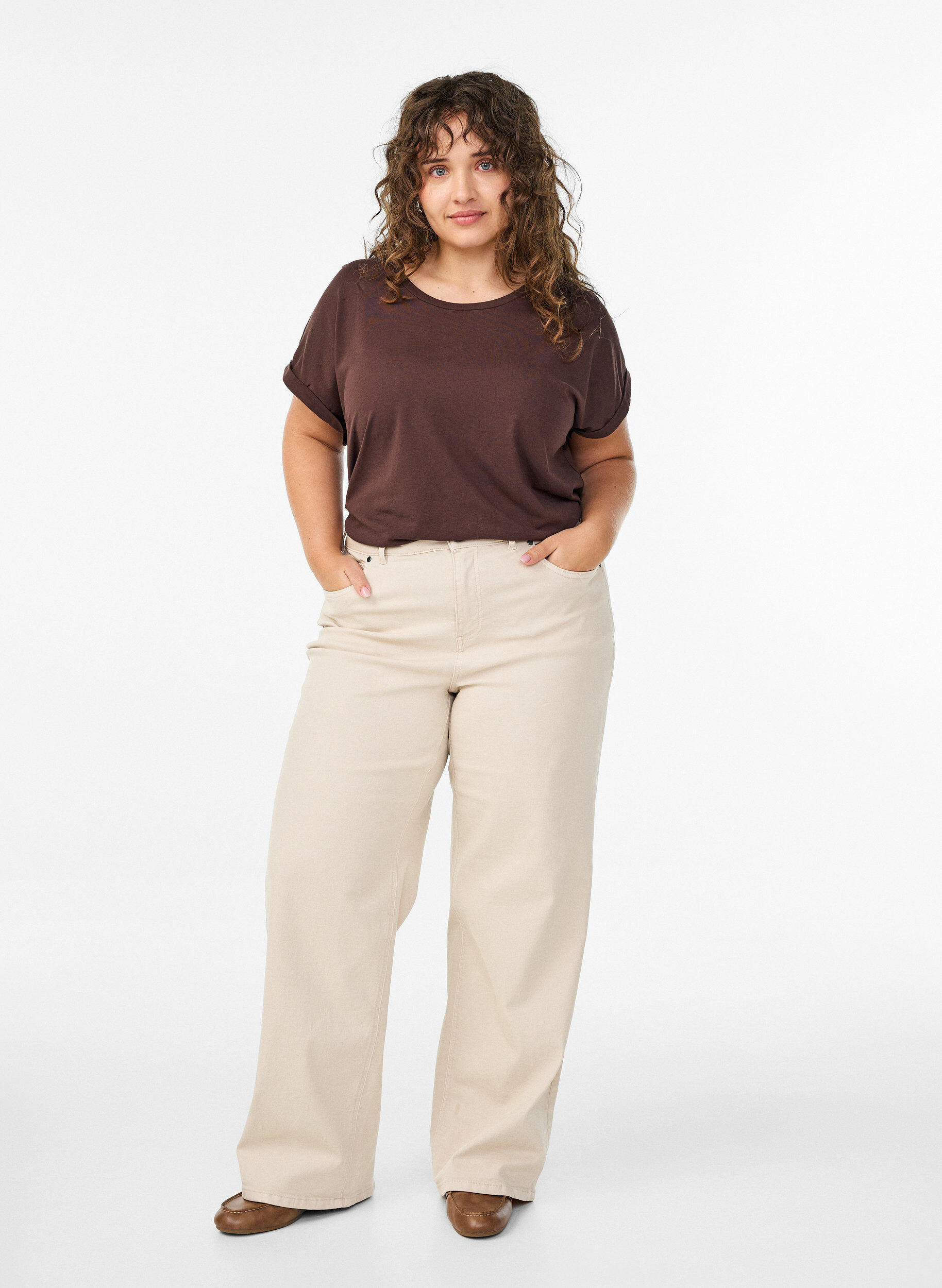 Zizzi T-Shirt aus Baumwollmischung mit kurzen &Auml;rmeln, Braun, Model image number 1