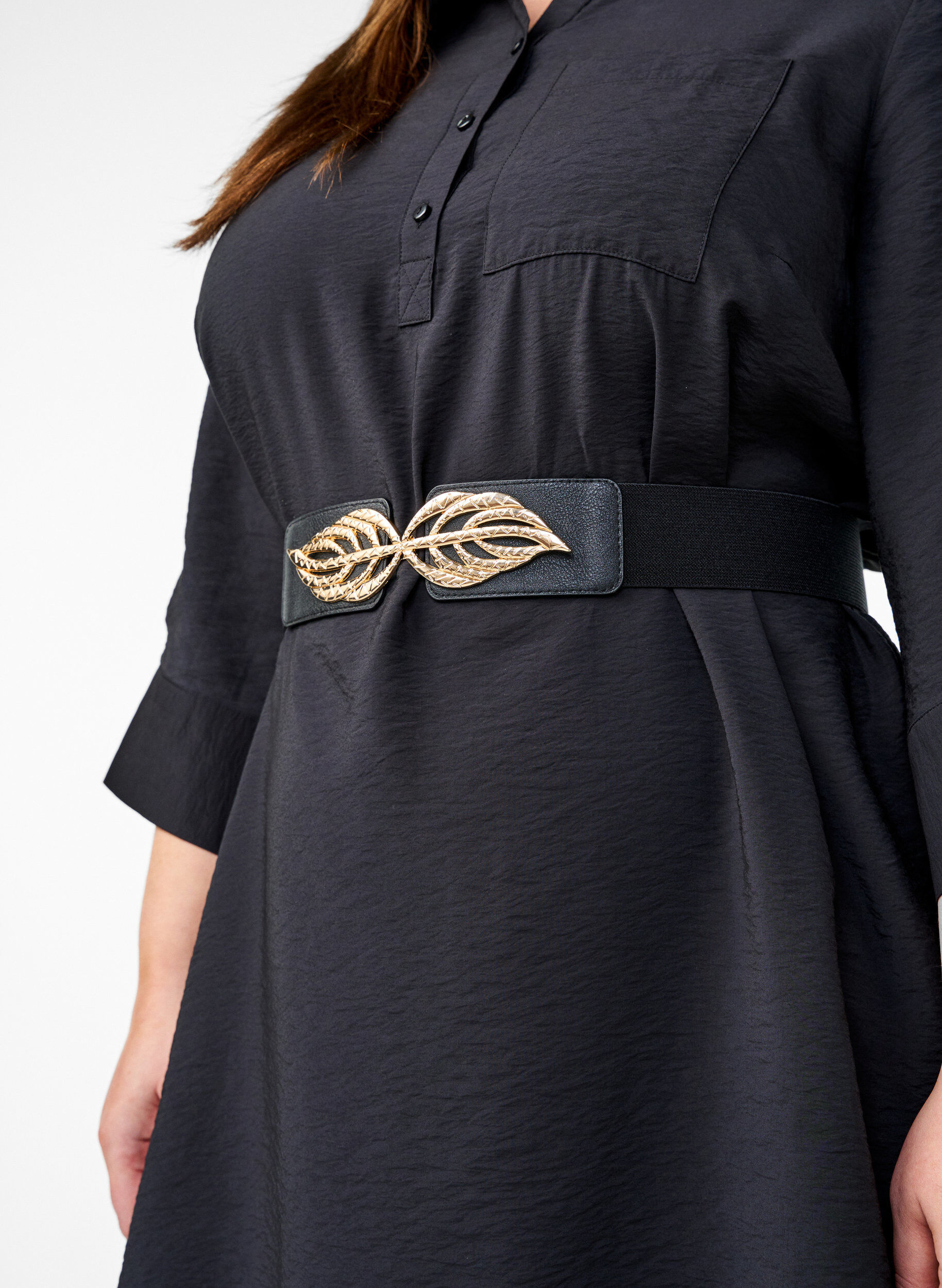 Zizzi Elastischer Tailleng&uuml;rtel mit goldfarbener Bl&auml;tter-Schnalle, Black, Image image number 0