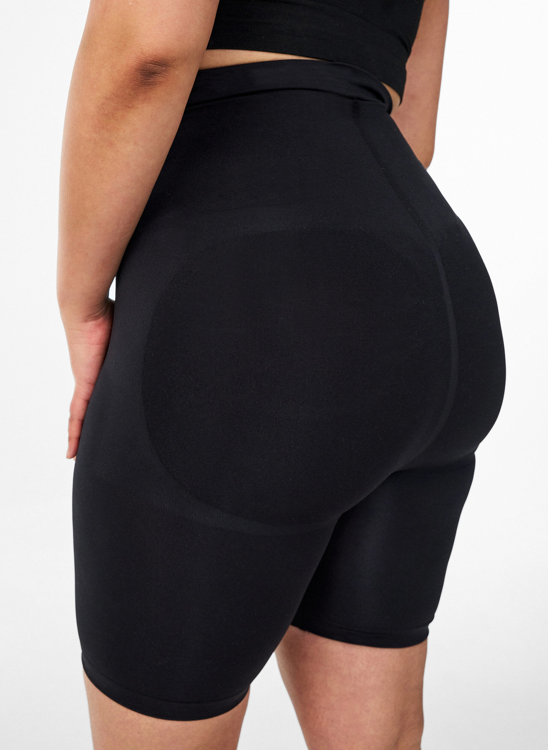 Zizzi Shapewear-Shorts mit mittlerem Halt und hoher Taille, Schwarz, Model image number 3