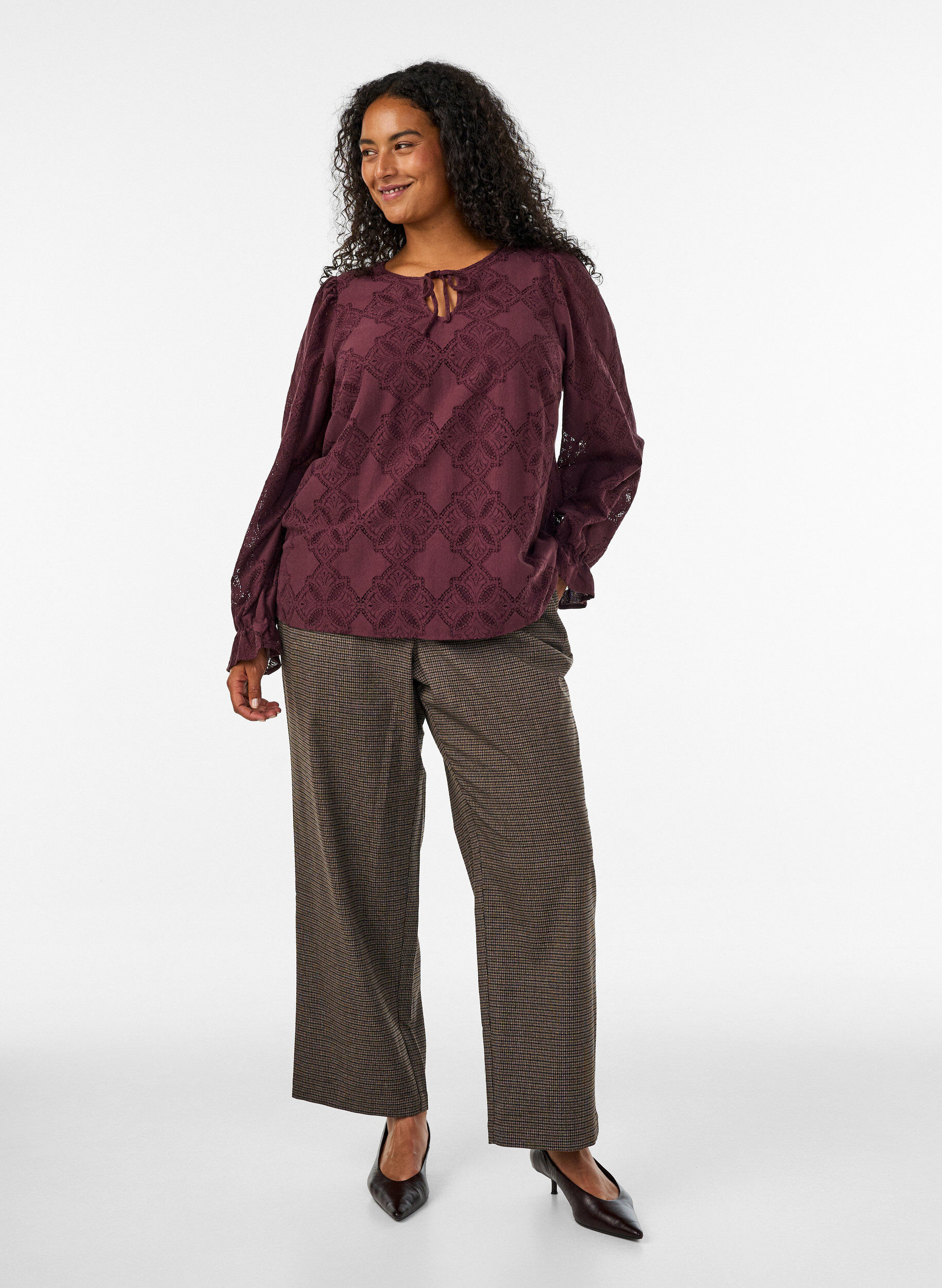 Hose mit kleinem Karomuster und geradem Bein, Braun, Model