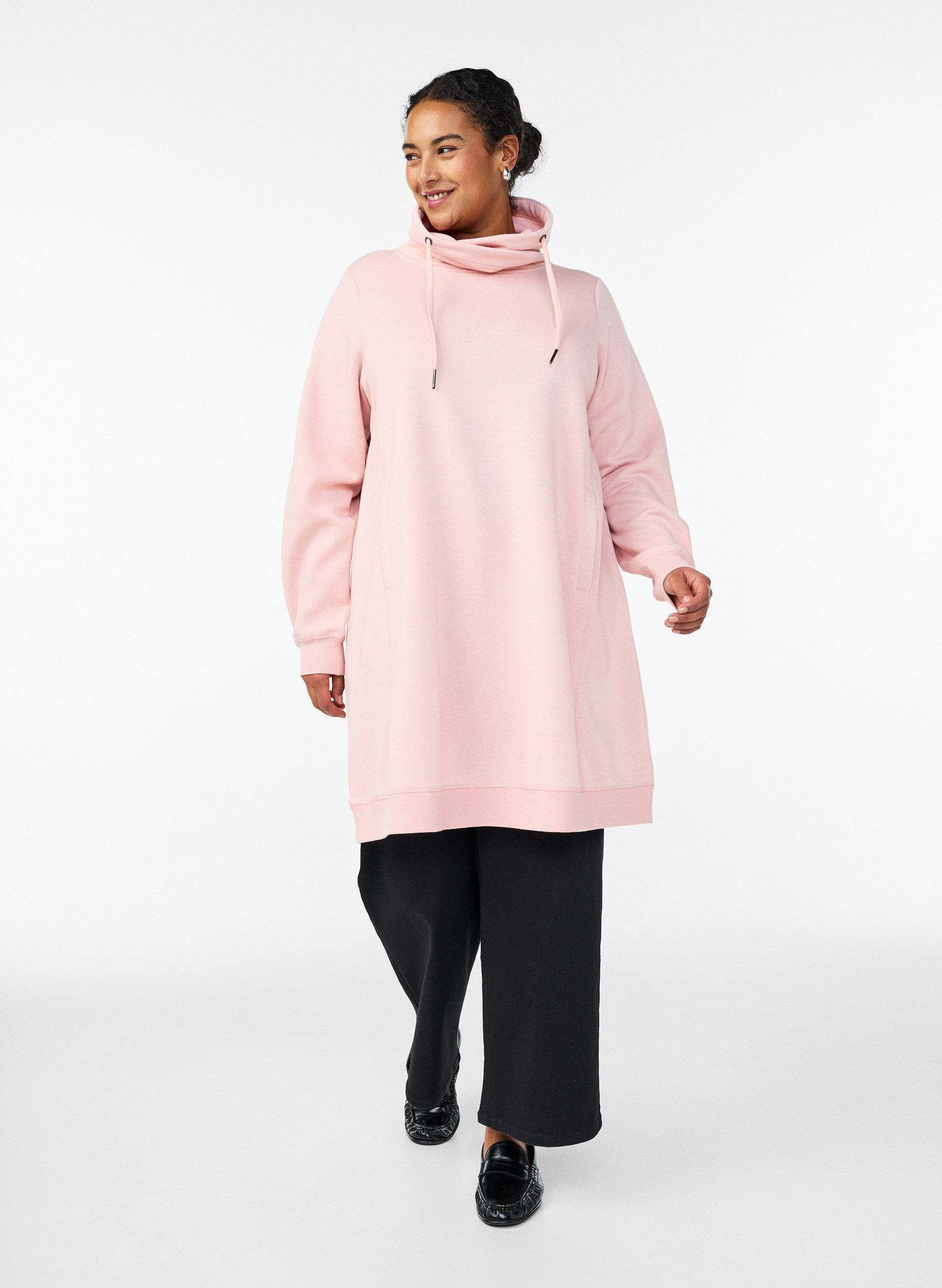 Zizzi FLASH - Kurzes Sweatshirtkleid mit Stehkragen und Taschen, Rot, Model image number 1