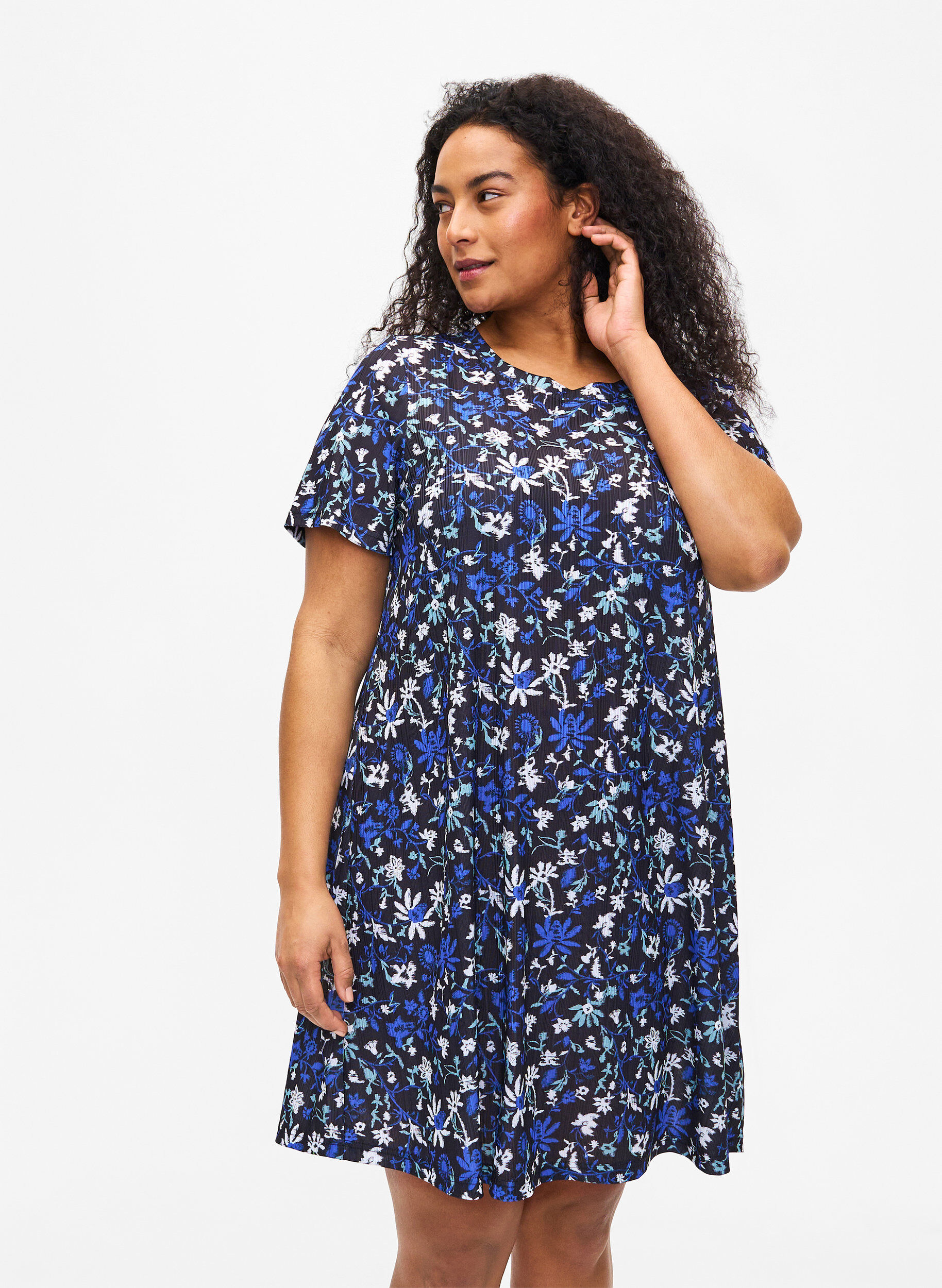 Zizzi FLASH &ndash; Robe &agrave; imprim&eacute; floral et manches courtes, Black Blue Green AOP, Model image number 0