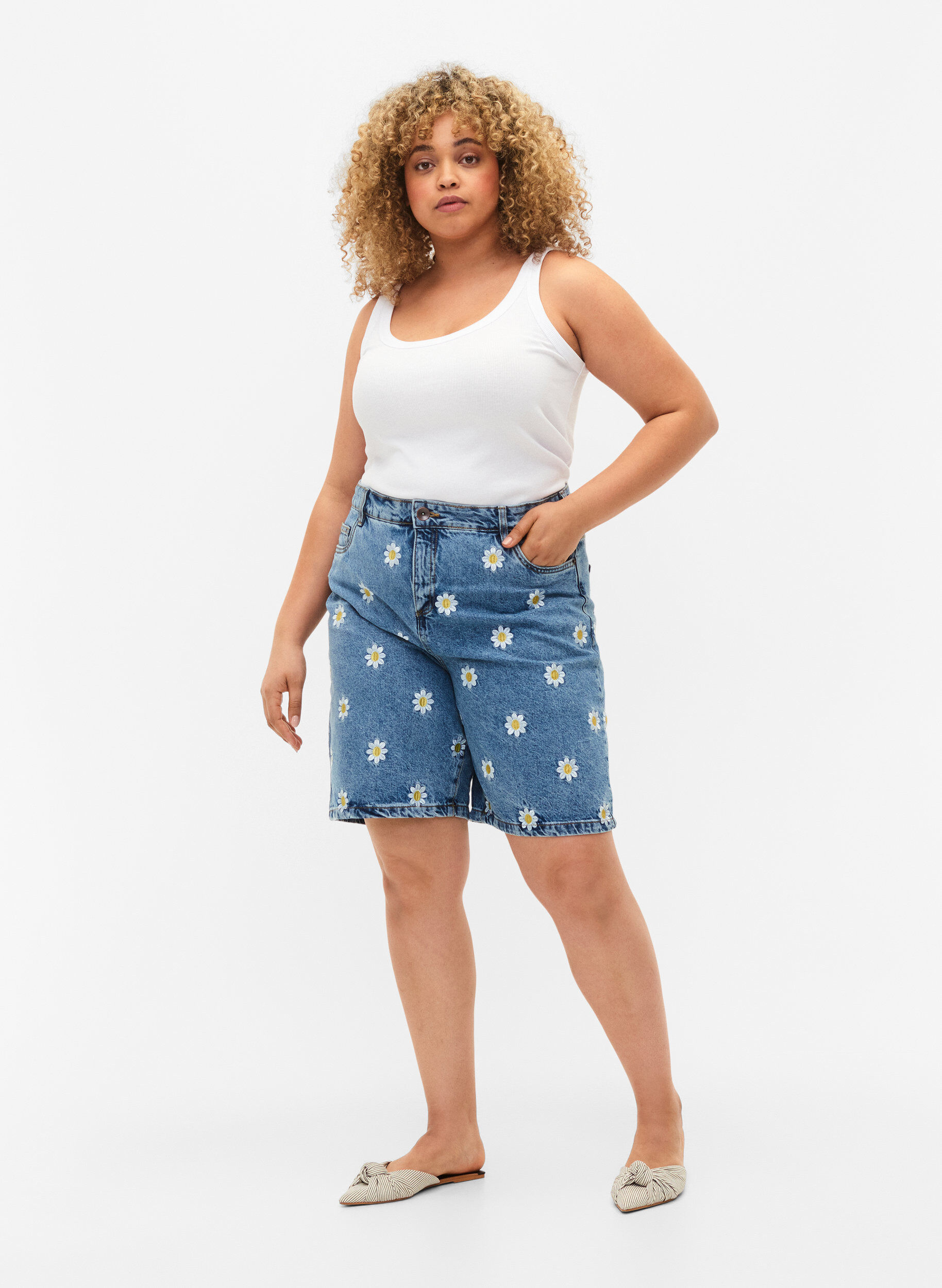 Zizzi Short Mille &agrave; taille haute avec fleurs brod&eacute;es, Light Blue Flower, Model image number 3