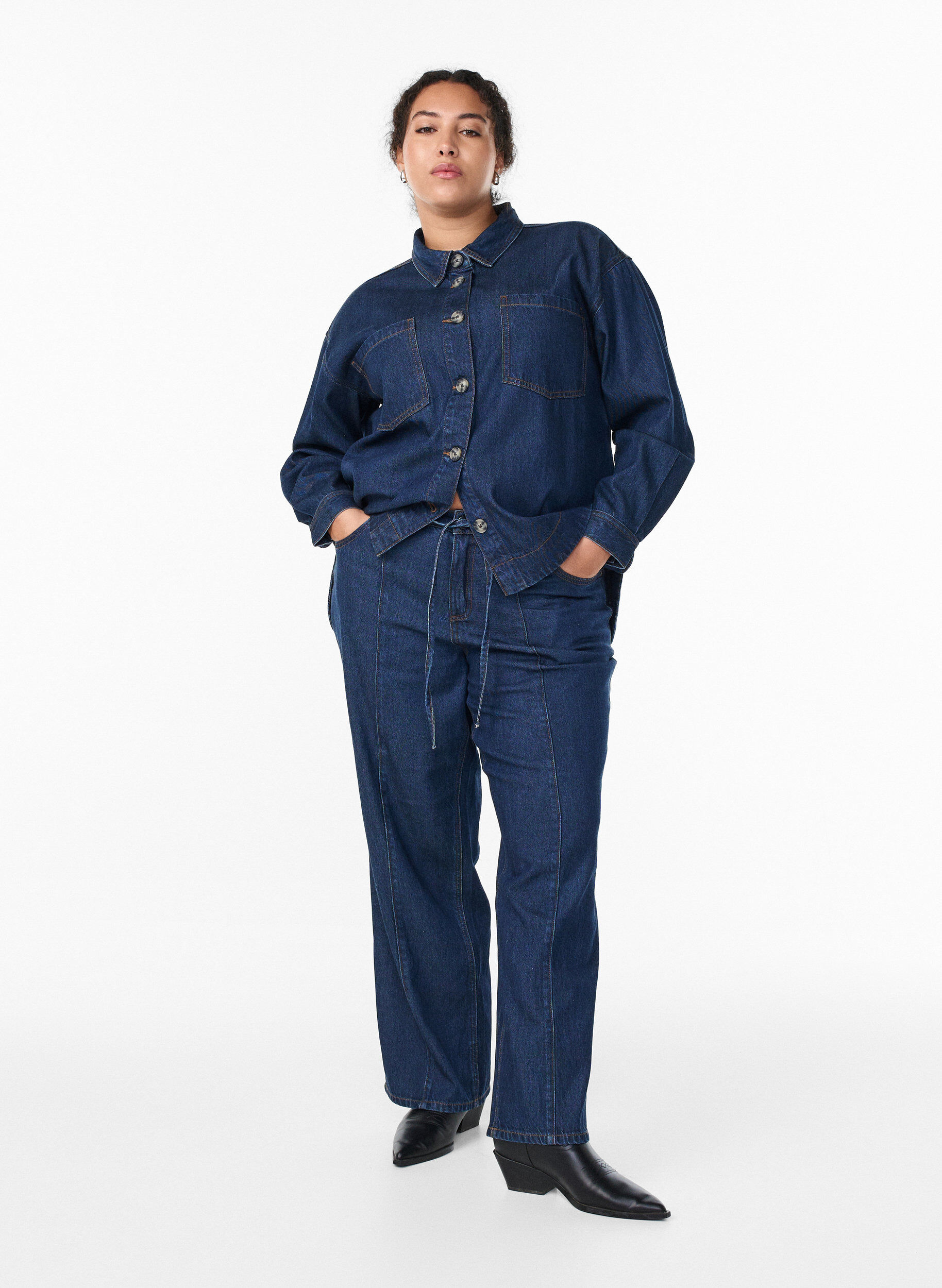 Wide Leg Jeans mit Bindeg&uuml;rtel und hoher Taille, Blau, Model