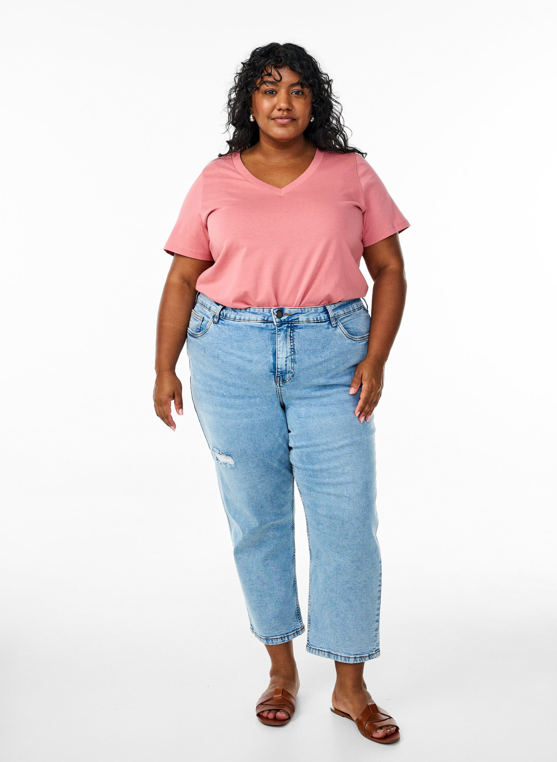 Zizzi T-shirt en coton simple avec encolure en V, Rose poudr&eacute;e, Model image number 1