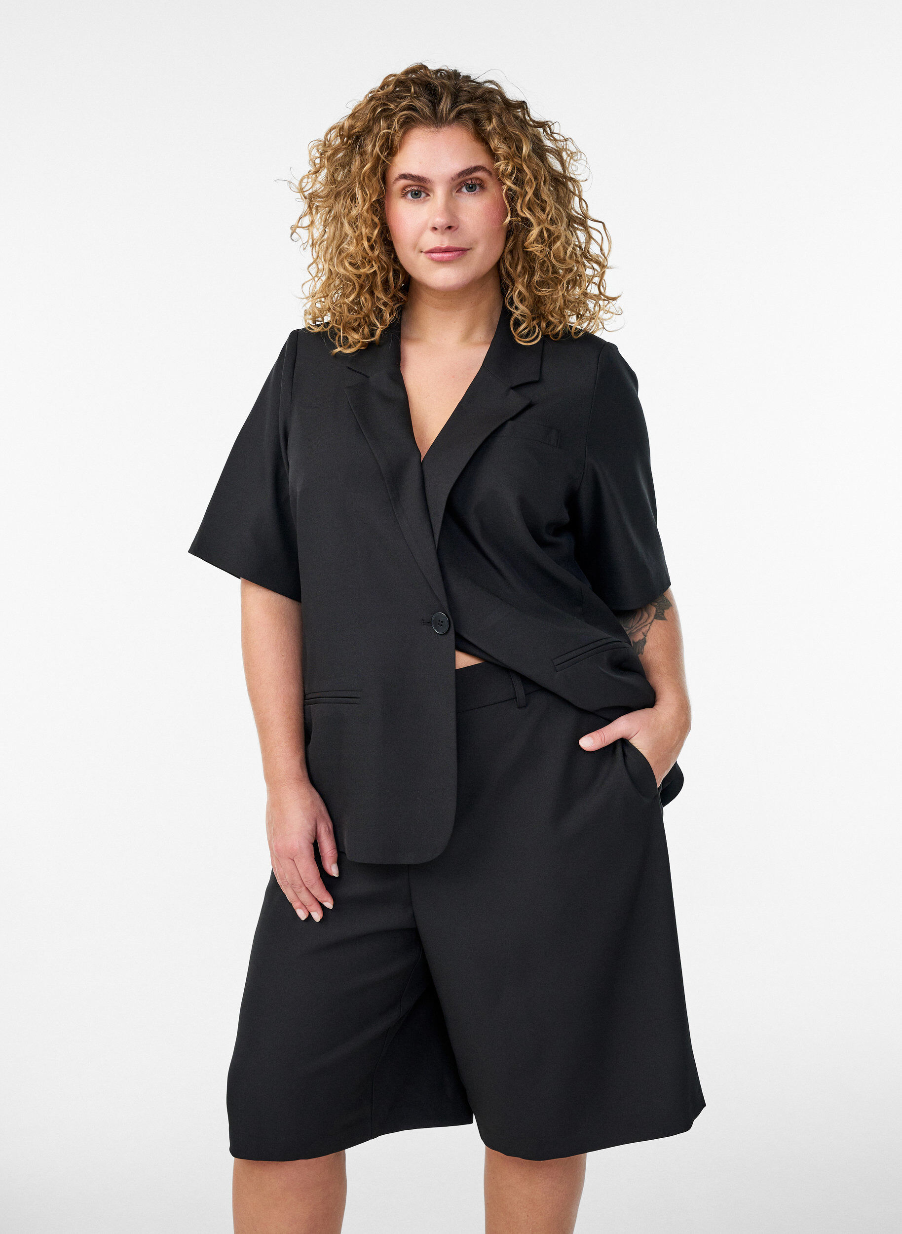 Zizzi Lockere Bermudashorts mit hoher Taille, Schwarz, Model image number 0