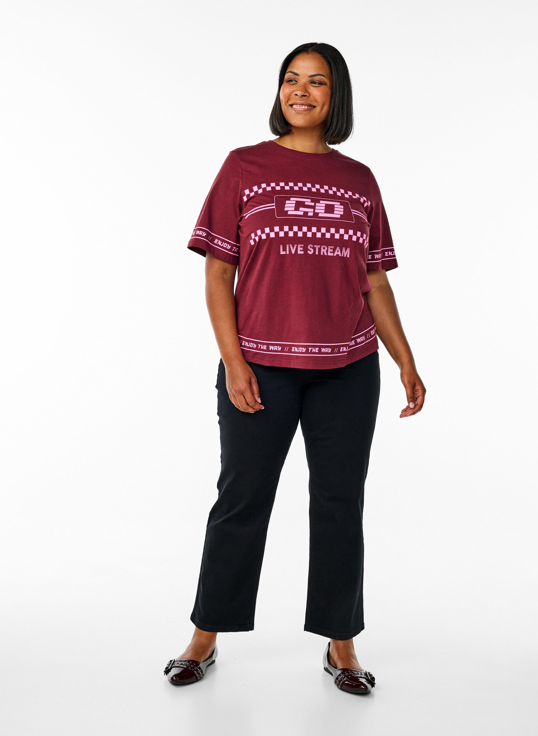 Gemma Jeans mit hoher Taille in Regular Fit, Schwarz, Model