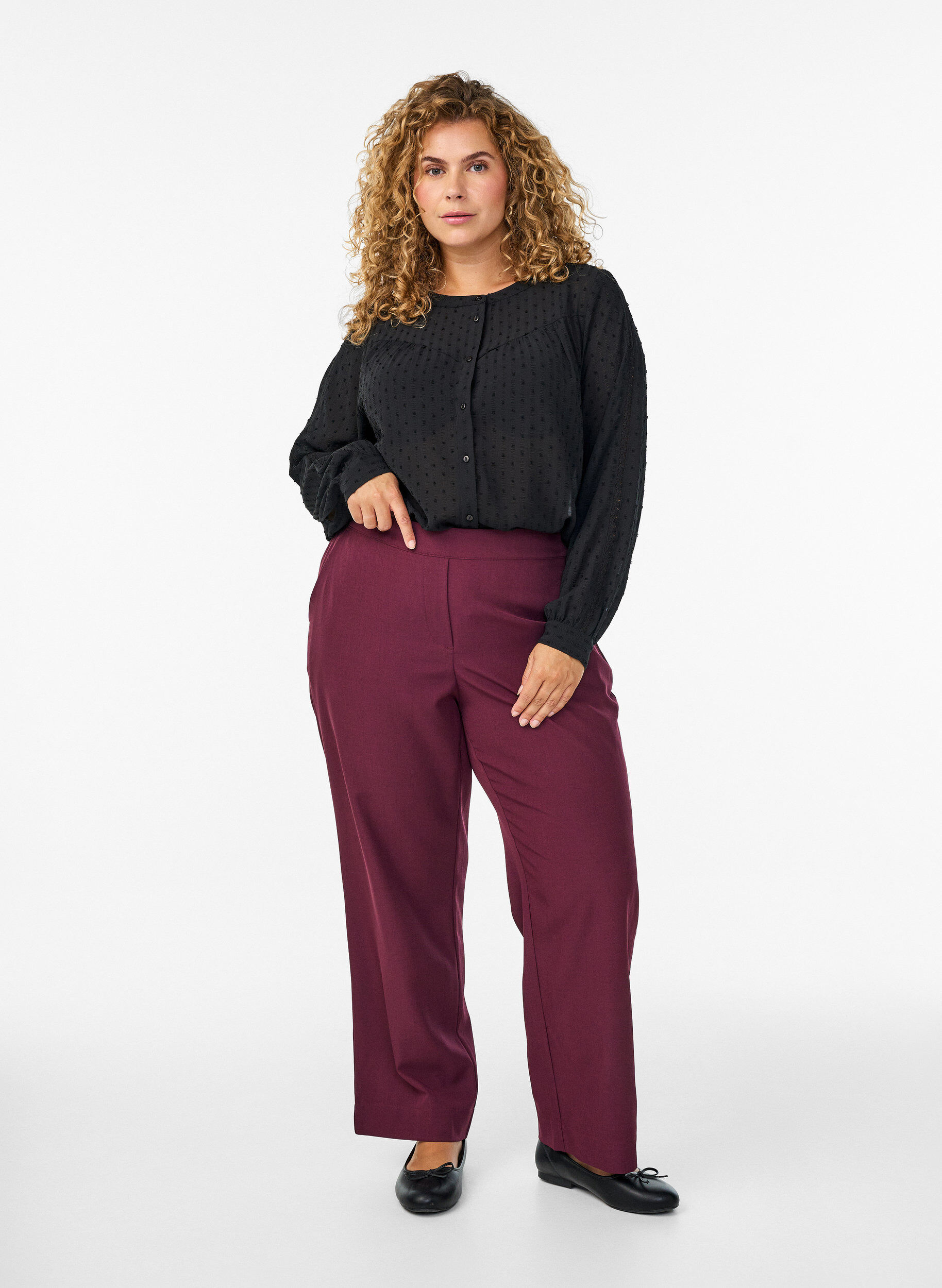 Zizzi Bluse mit strukturiertem Punktemuster und Stickereidetails, Schwarz, Model image number 1