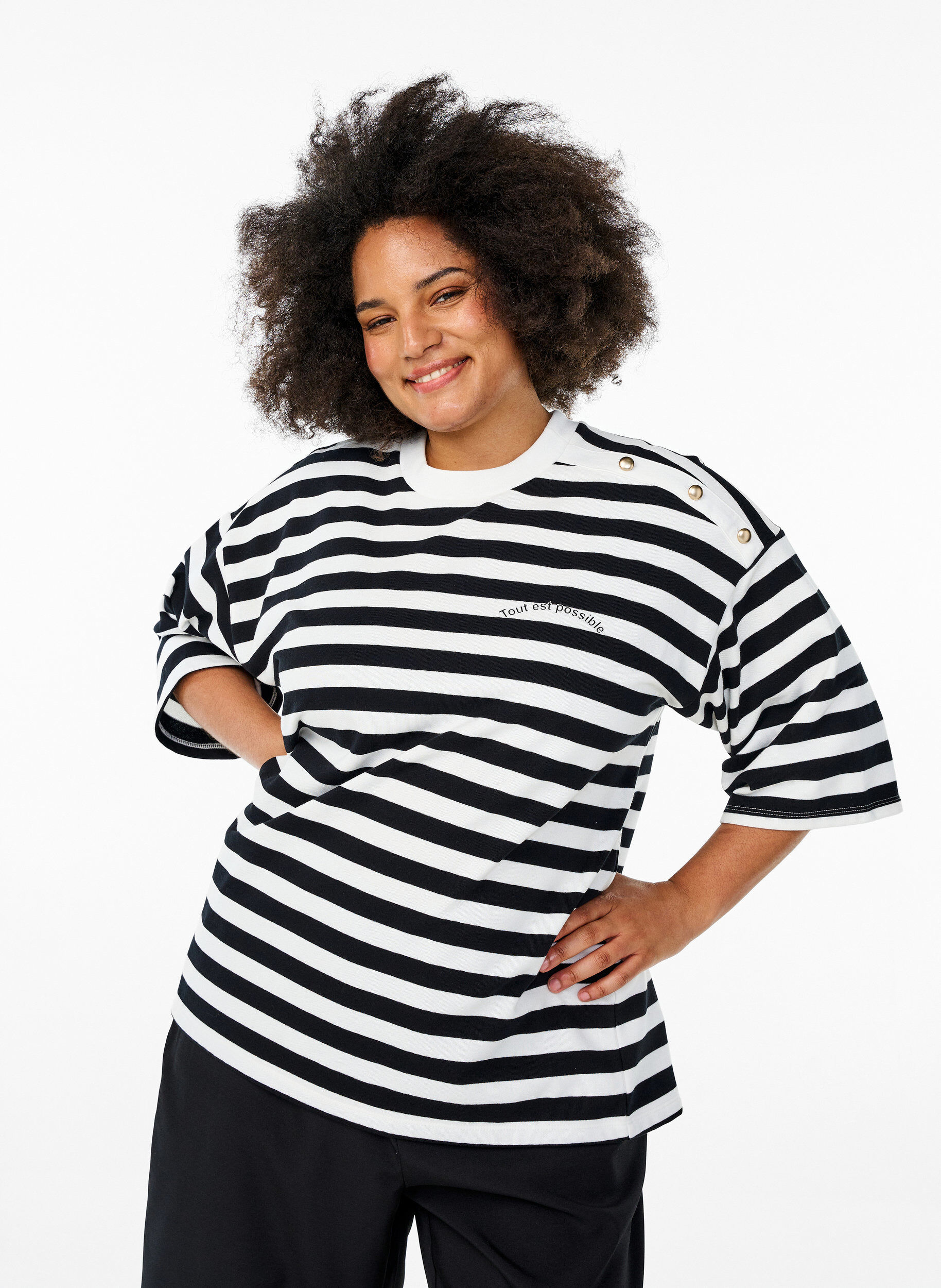 Zizzi Gestreifte Bluse mit 3/4 &Auml;rmeln und Knopfdetail, Schwarz, Model image number 0