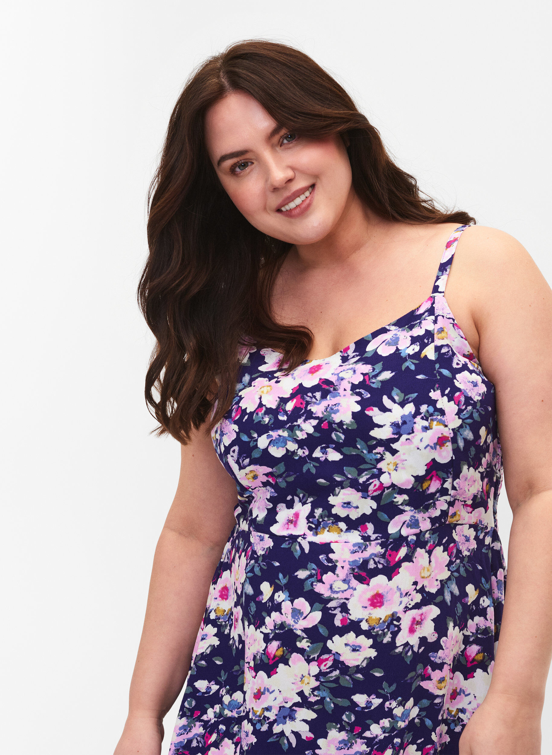 Zizzi Gebl&uuml;mtes Tr&auml;gerkleid aus Viskose mit Smok, Blue Flower, Model image number 3