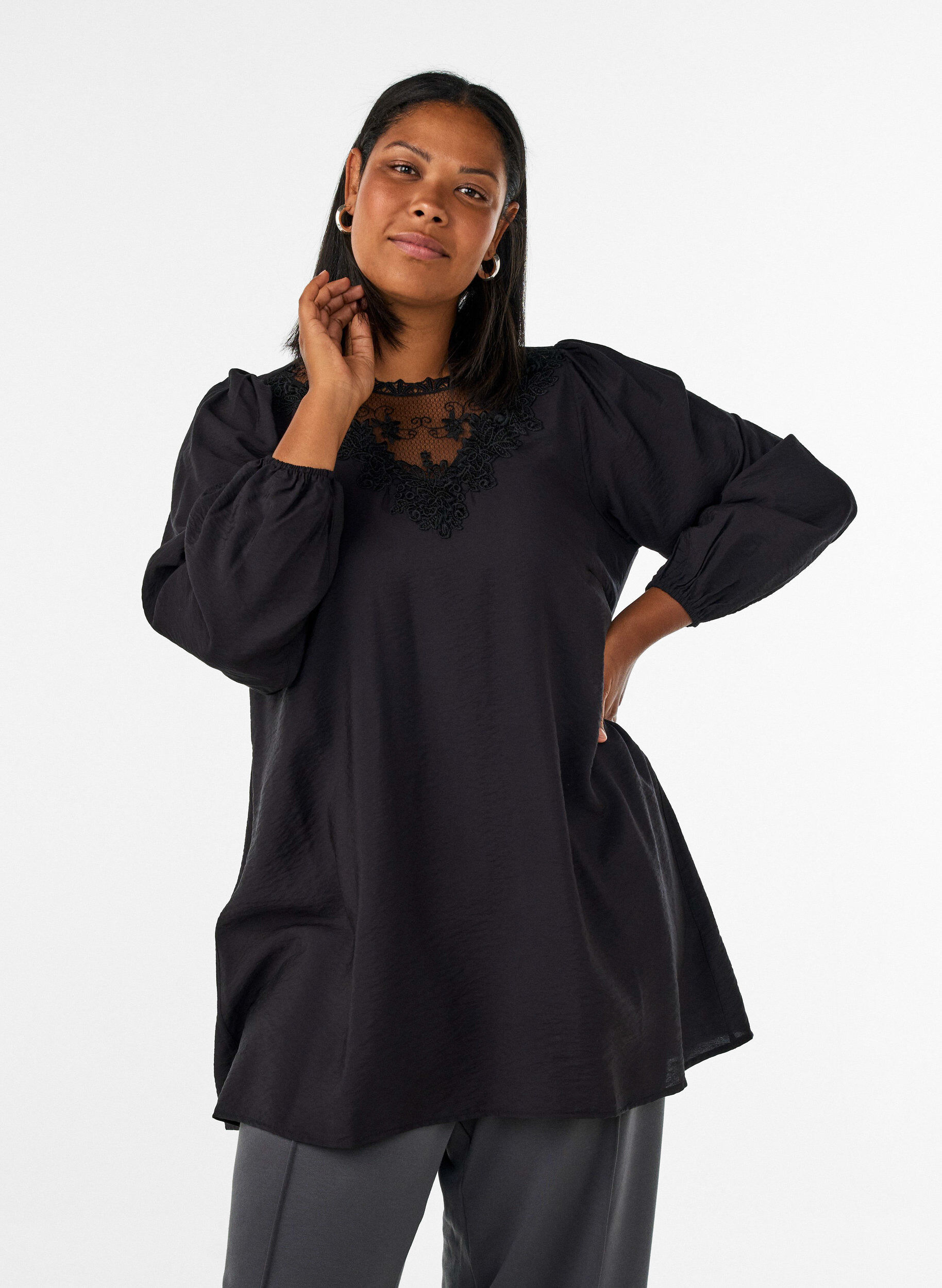 Tunika aus Viskose mit Spitzendetails, Schwarz, Model