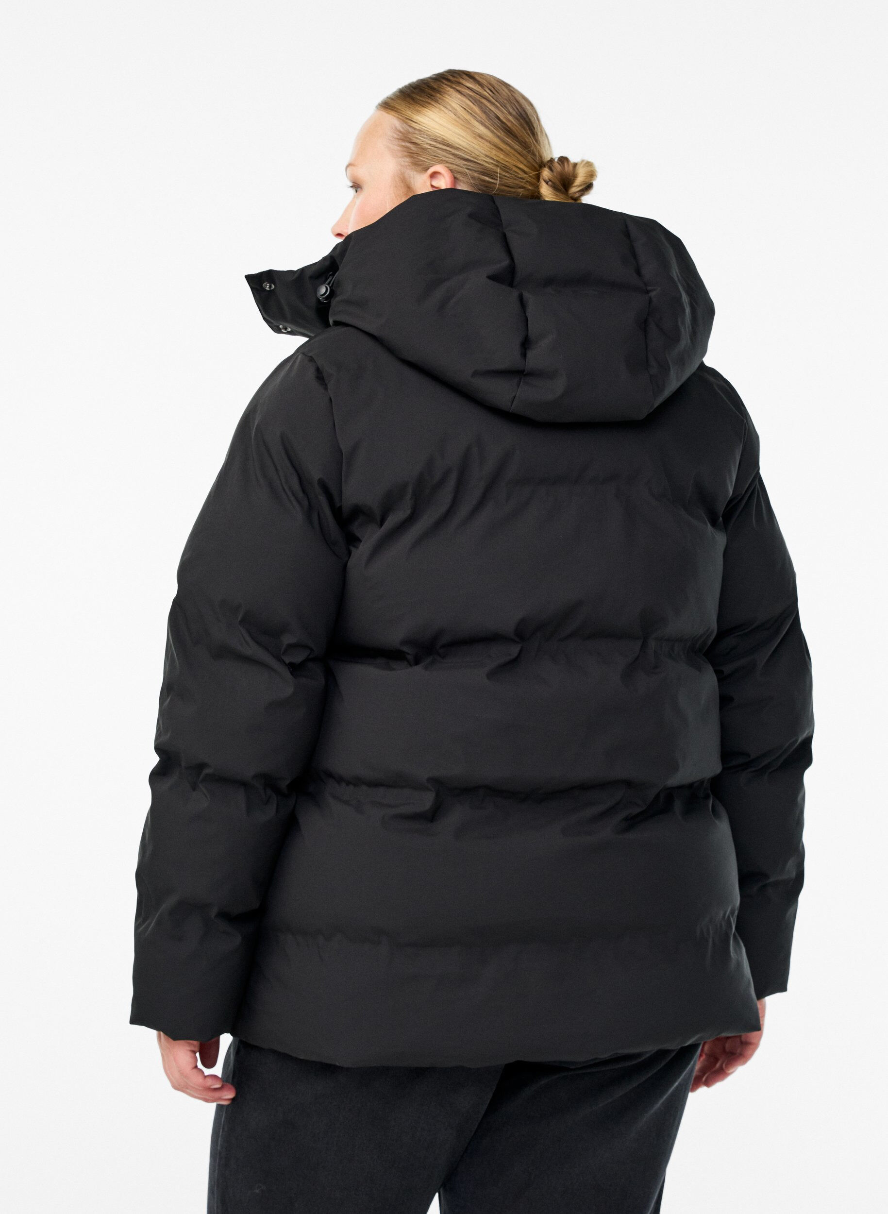 Zizzi Kurze Steppjacke mit abnehmbarer Kapuze, Schwarz, Model image number 2