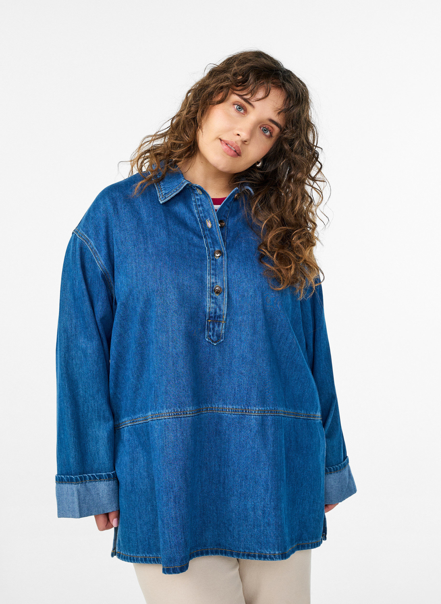 Zizzi Lockere Bluse aus Denim mit Kragen und Knopfleiste, Blau, Model image number 0