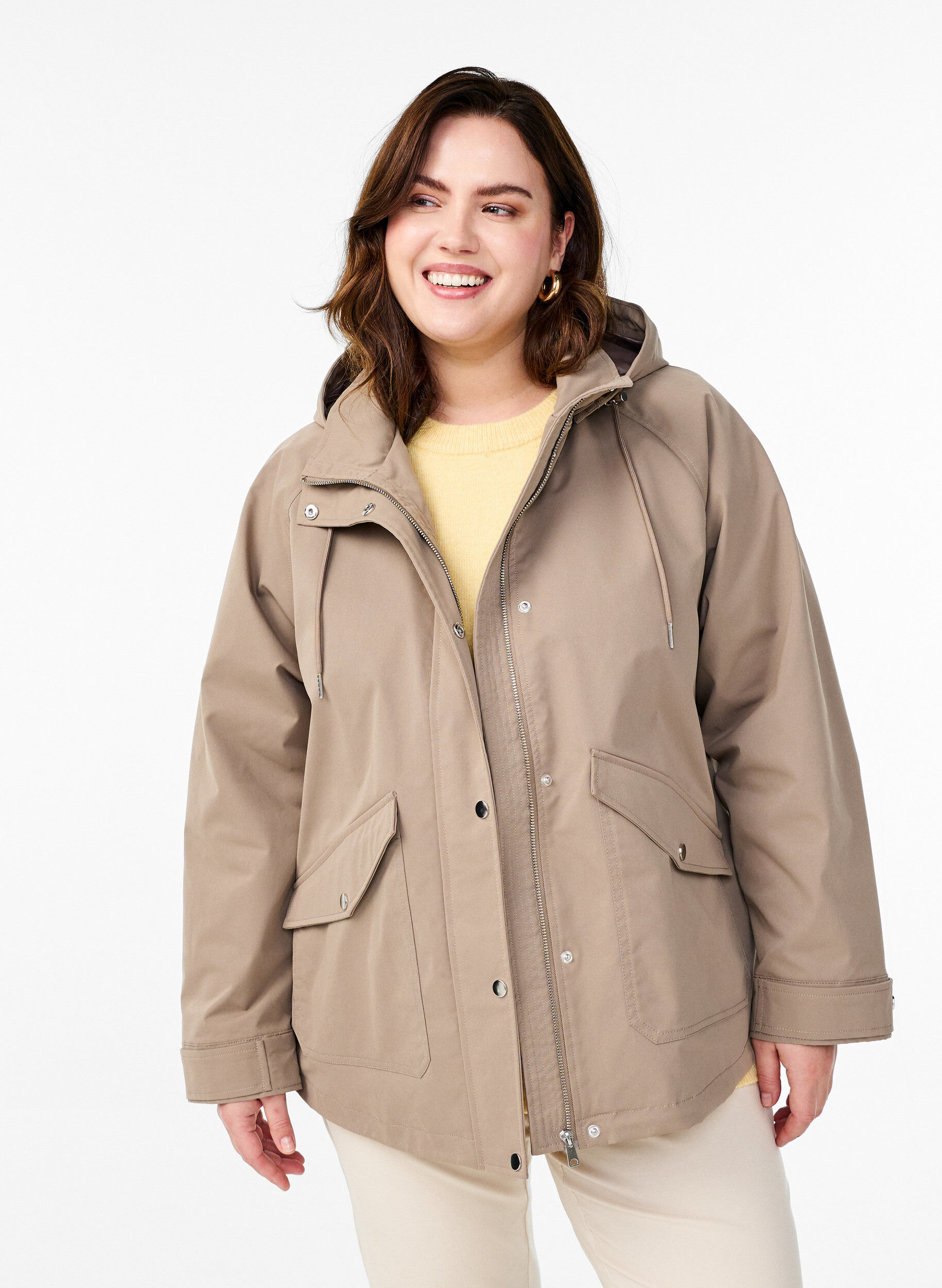 Kurze Fr&uuml;hlingsjacke mit abnehmbarer Kapuze, Beige, Model