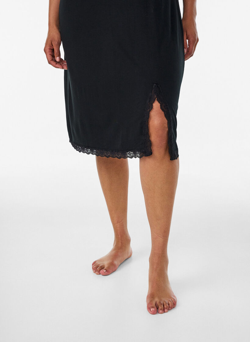 Nuisette en viscose avec dentelle et fentes, Noir, Model image number 2