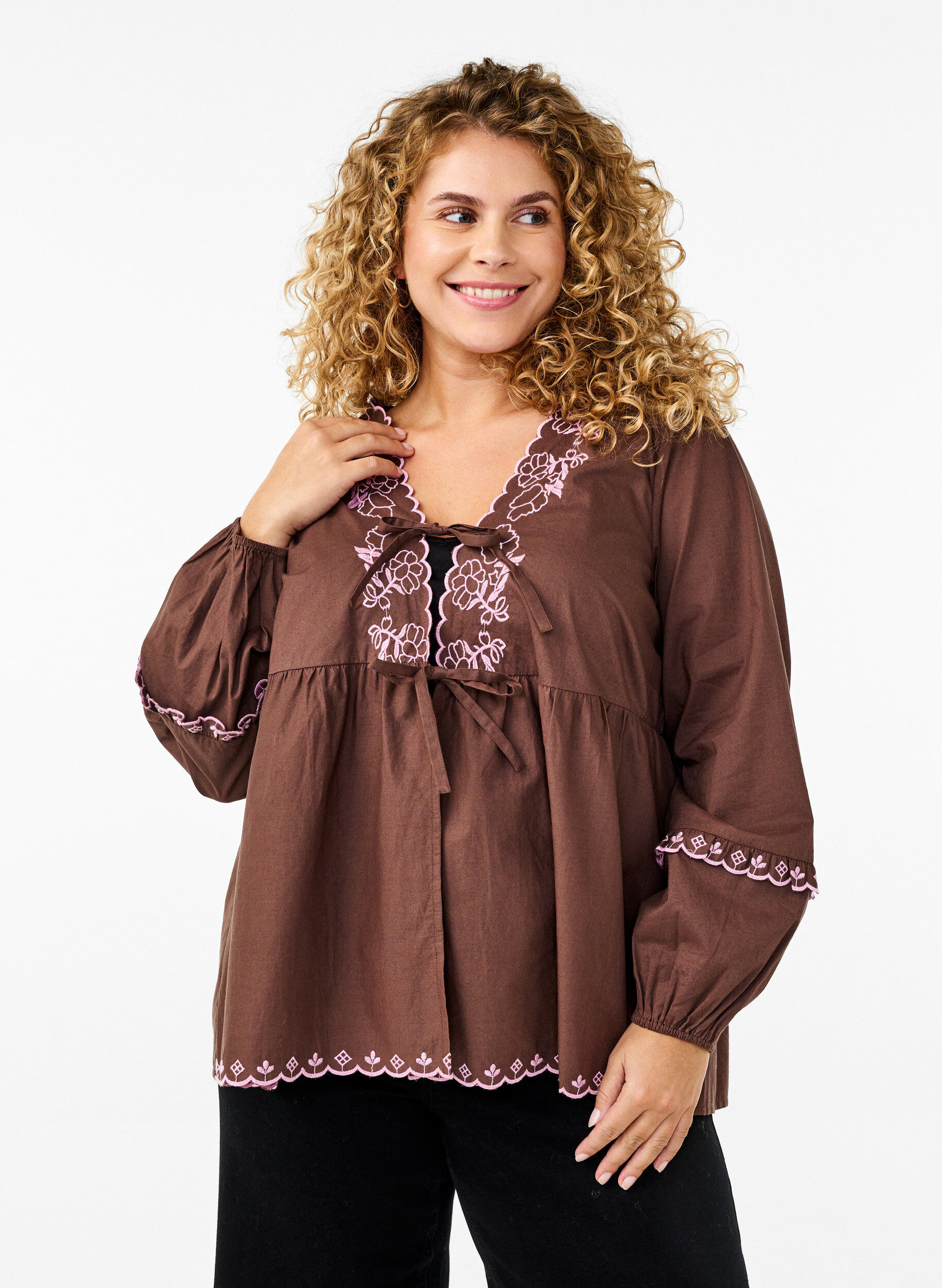 Zizzi Bluse mit offener Vorderseite und aufwendigen Stickereien, Braun, Model image number 0