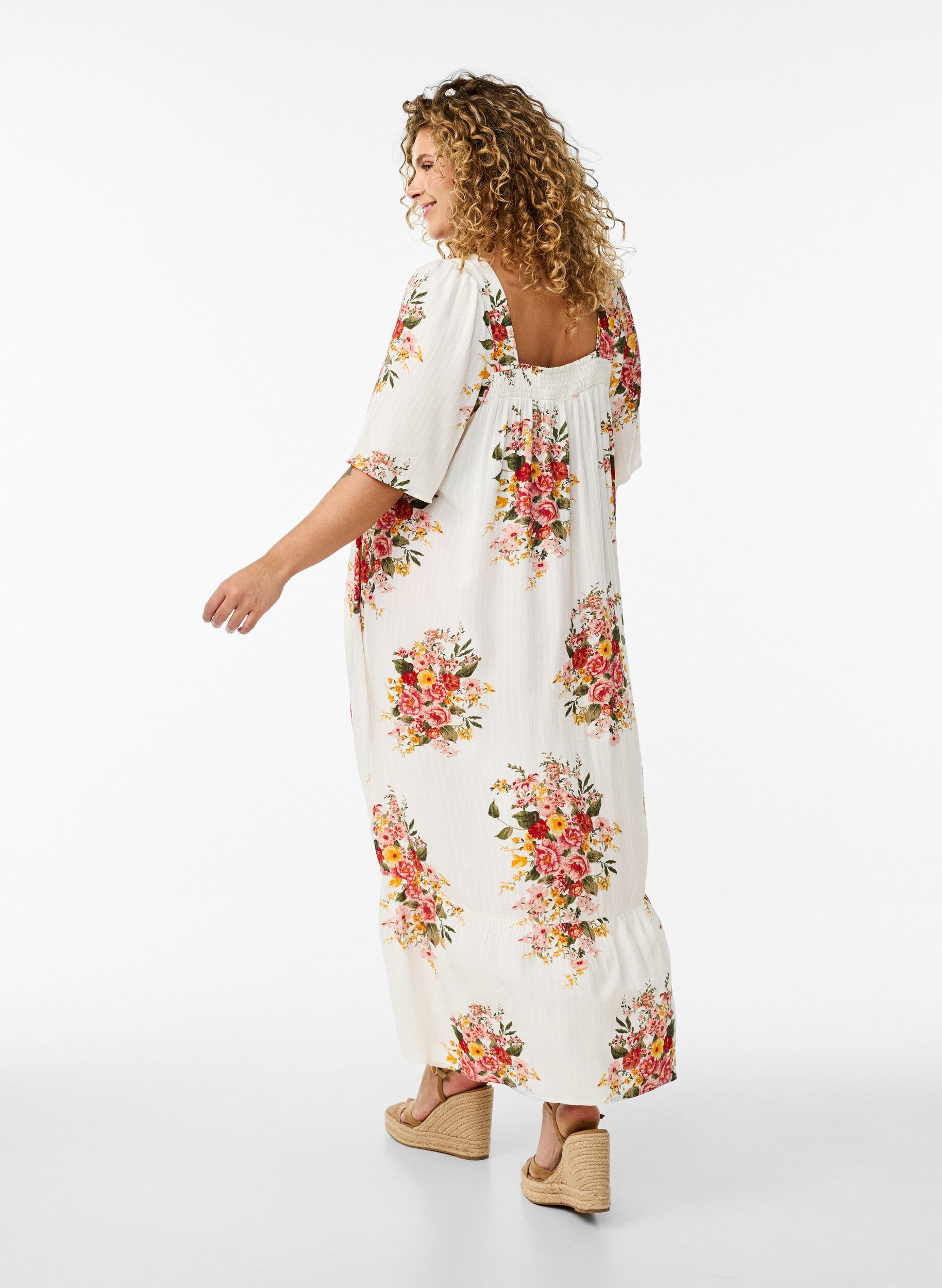 Zizzi Langes Kleid mit eckigem Ausschnitt und floralen Mustern, Eggnog Flower, Model image number 1
