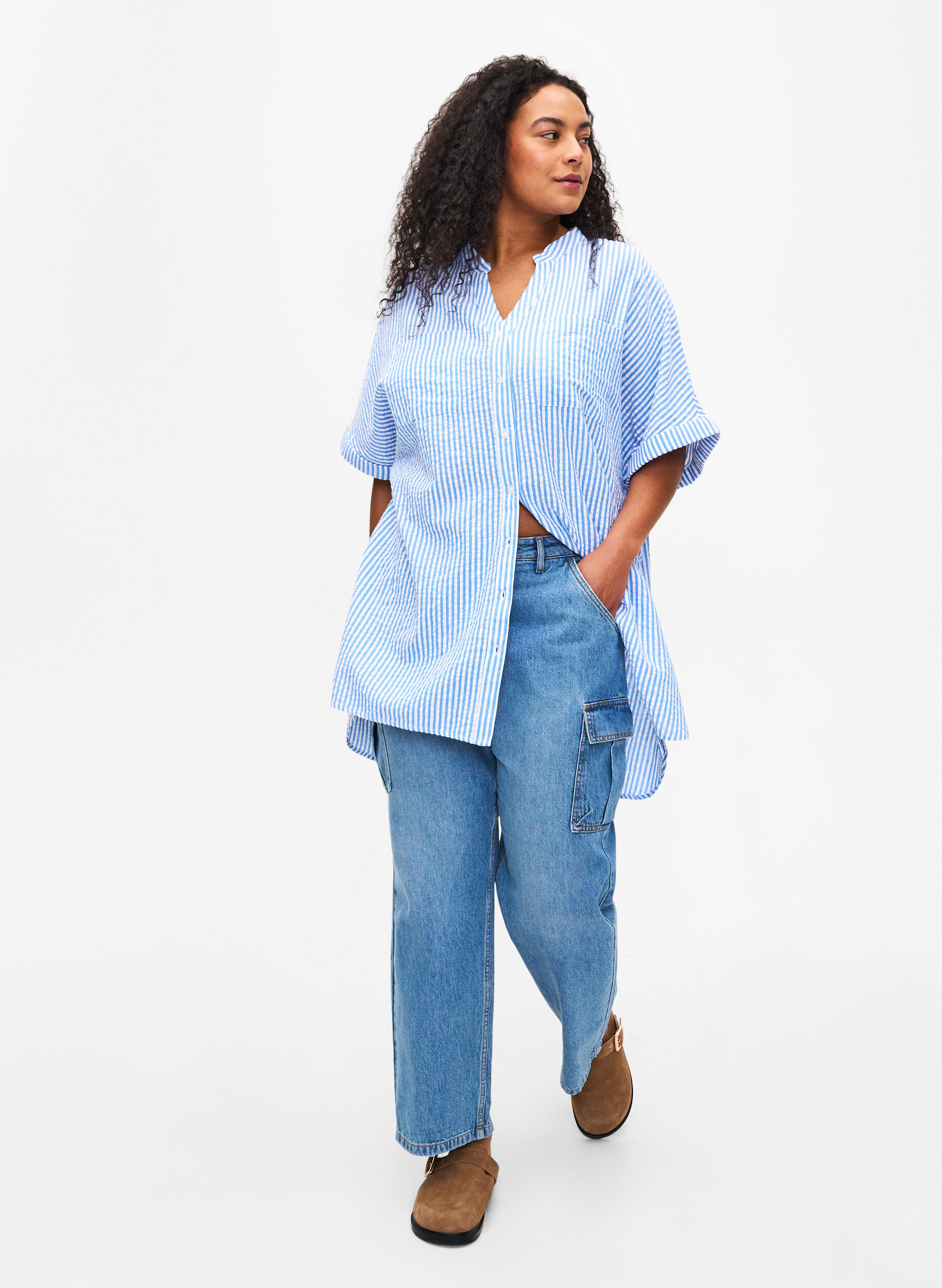 Zizzi Chemise ray&eacute;e avec poches de poitrine, Light Blue Stripe , Model image number 2