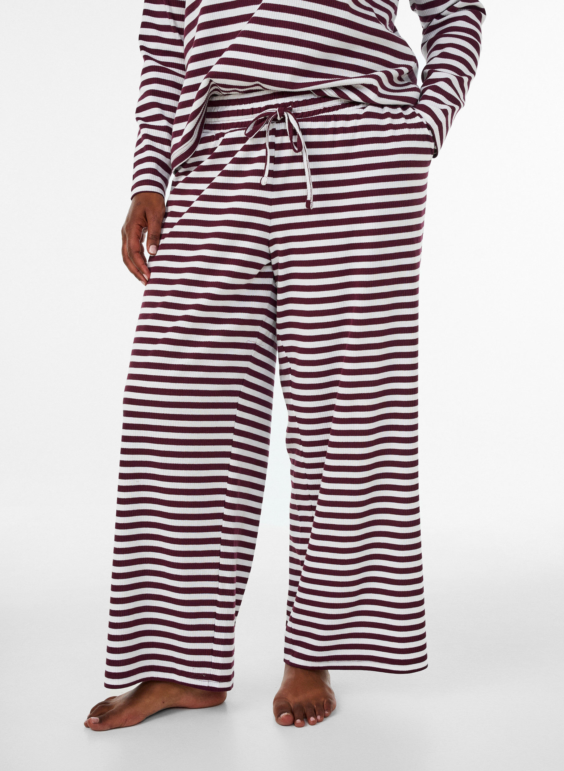 ZizziPantalon de pyjama ray&eacute; &agrave; taille haute et coupe ample, Bordeaux, Model image number 2