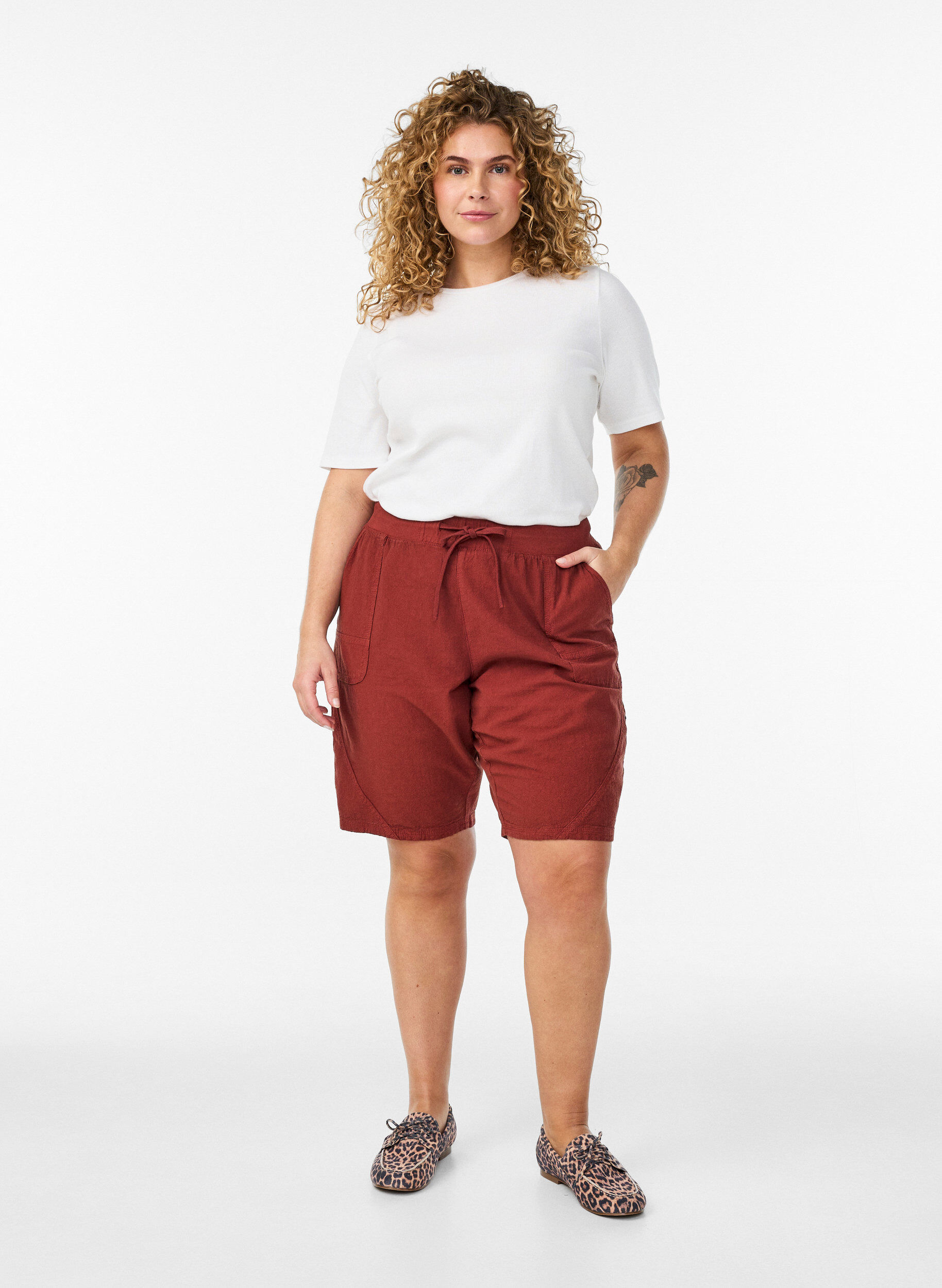 Zizzi Short en coton ample avec poches, Bordeaux, Model image number 1