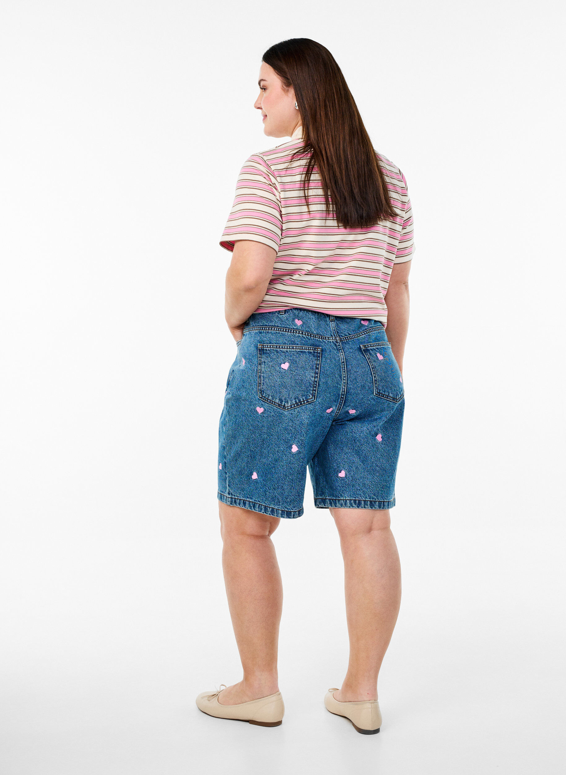 Zizzi Denim-Shorts mit hoher Taille und mit Herzen bestickt, Blau, Model image number 2