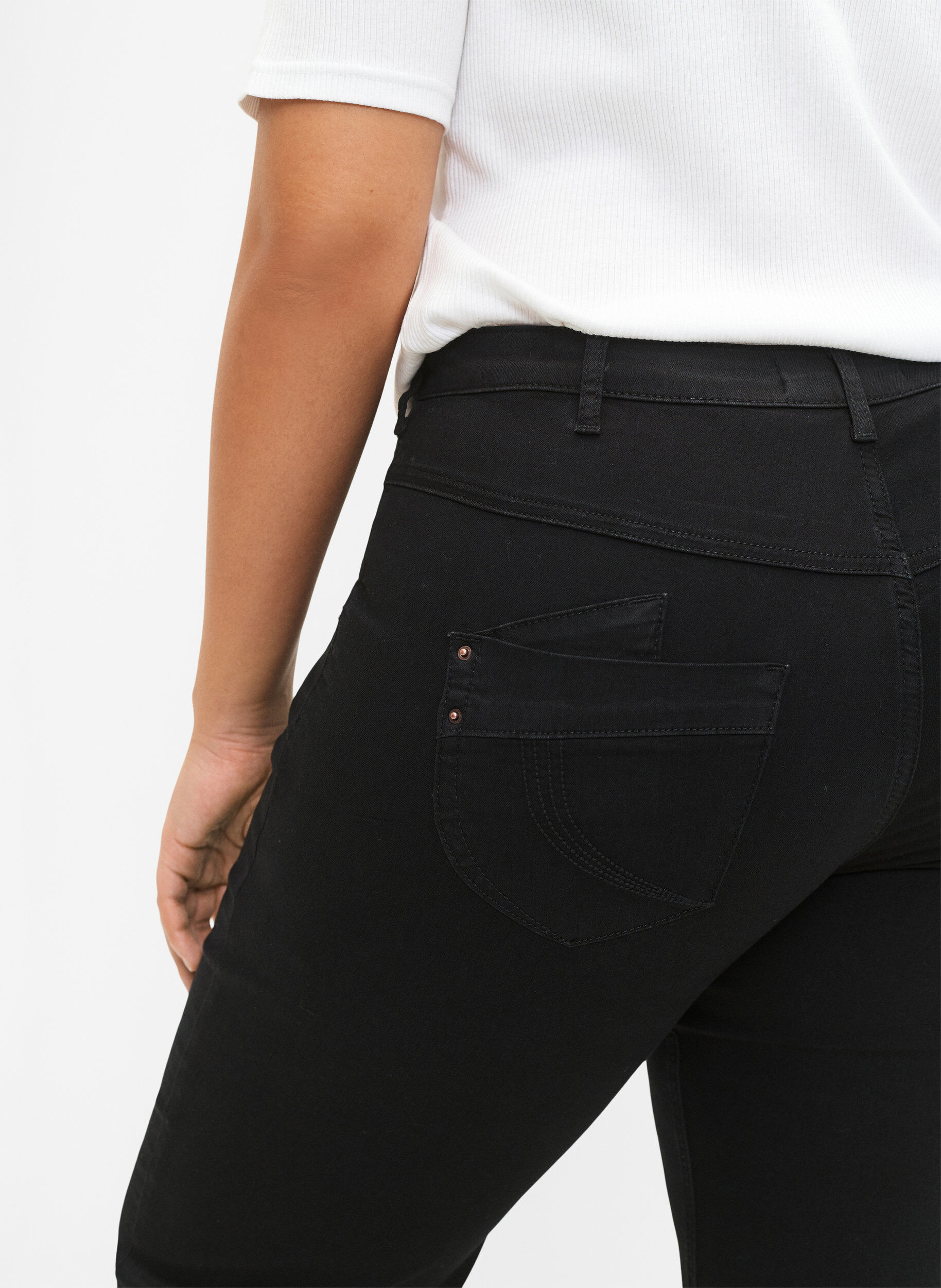 Zizzi Regular Fit Gemma Jeans mit hoher Taille, Schwarz, Model image number 4