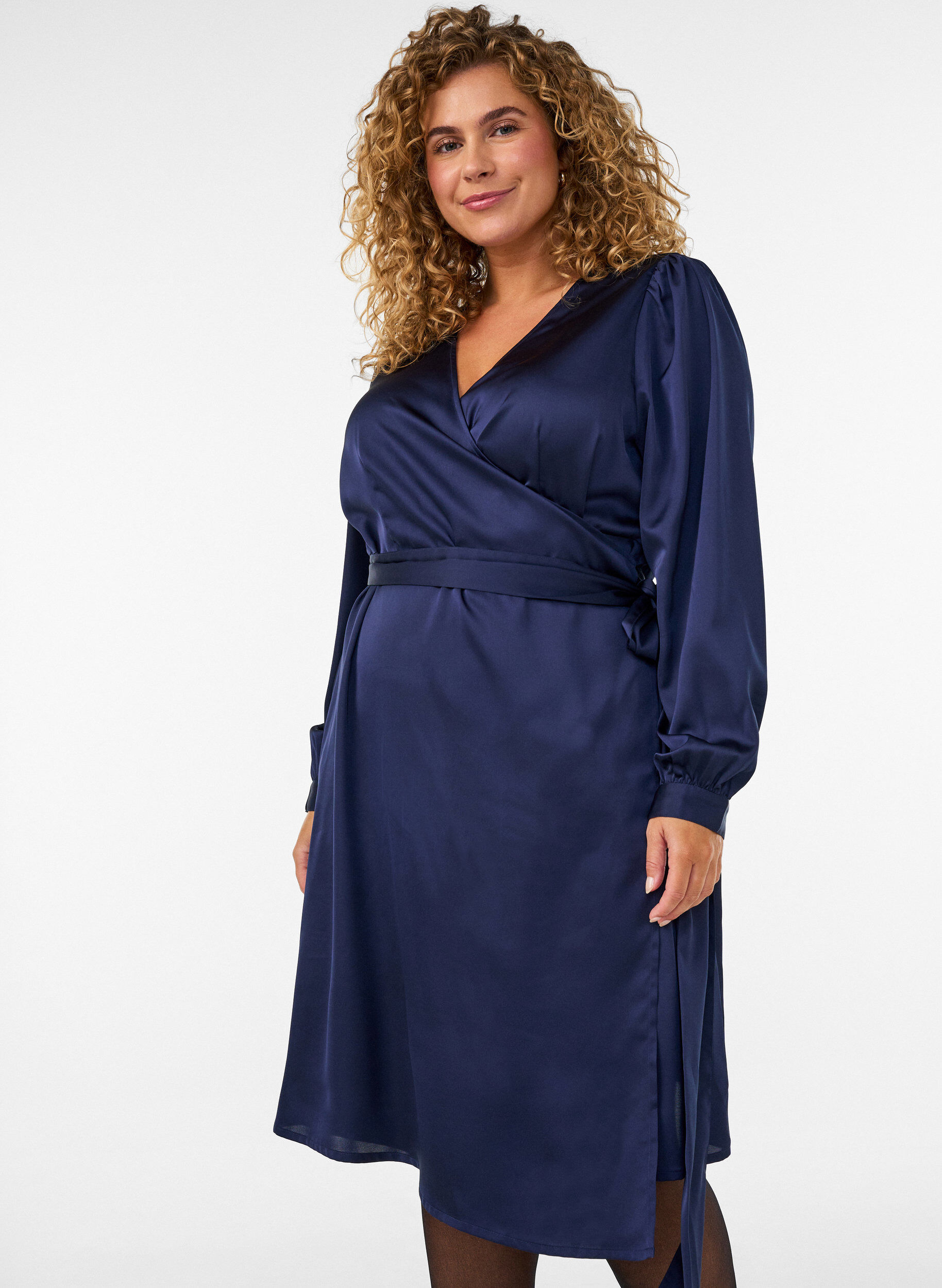 Robe courte en satin avec coupe portefeuille, Bleu, Model