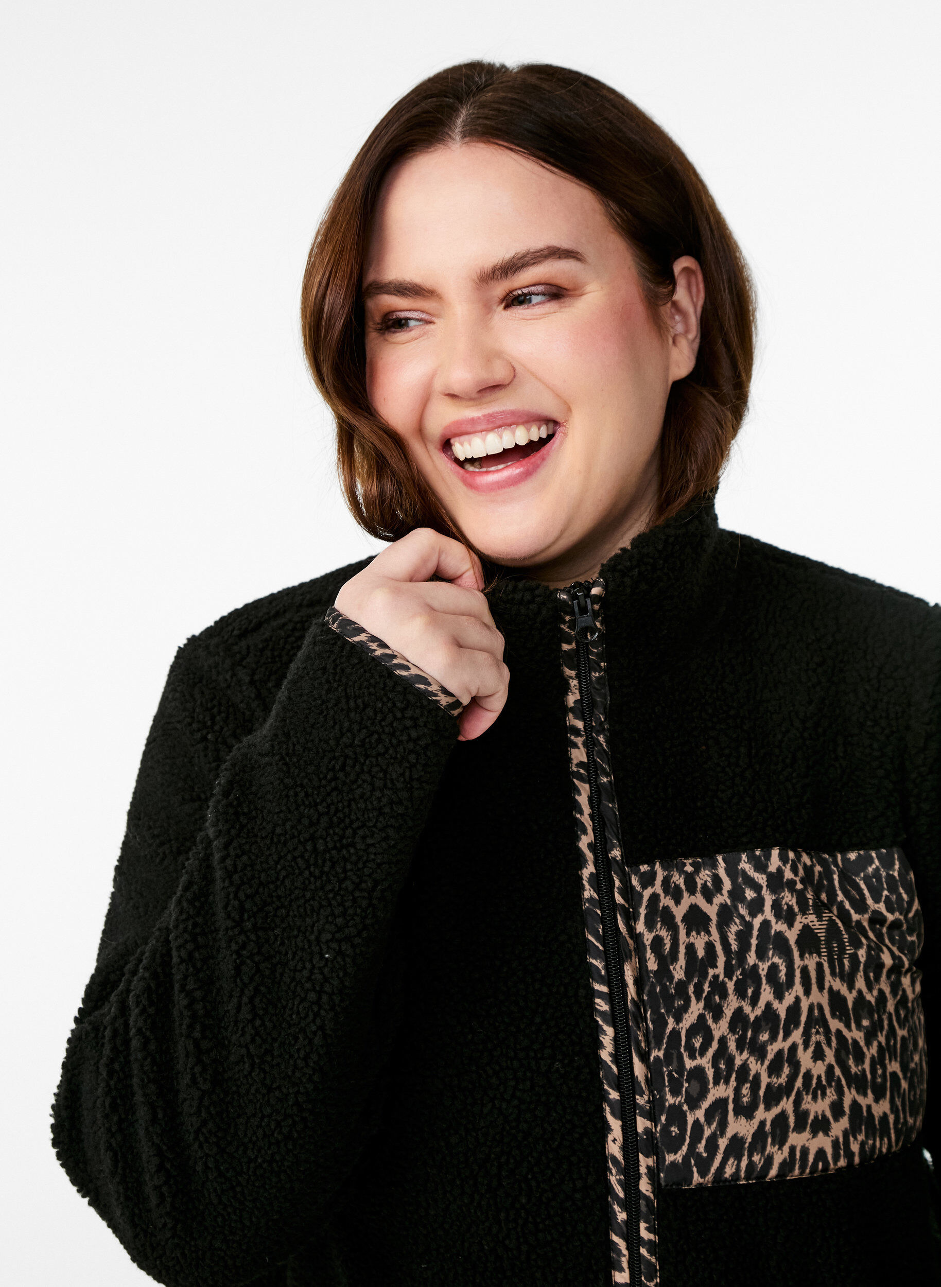 Zizzi Jacke aus Teddyfleece mit Kirschdetails, Schwarz, Model image number 3