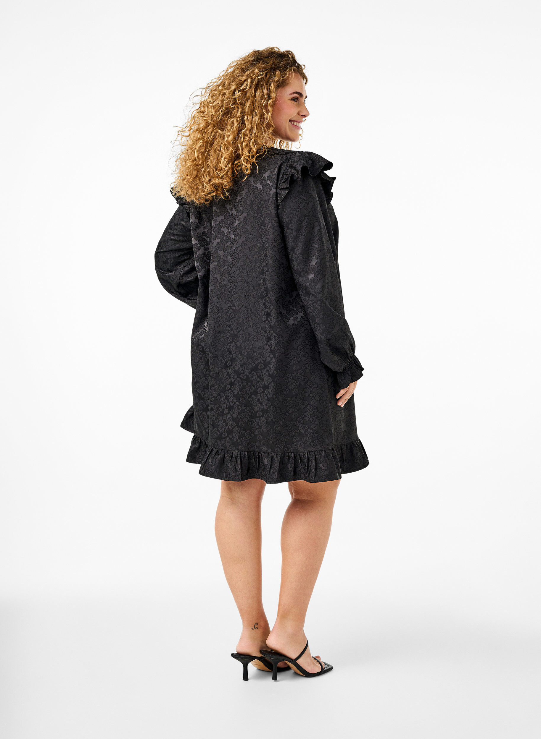 Zizzi Jacquardkleid mit langen &Auml;rmeln und R&uuml;schen, Schwarz, Model image number 2