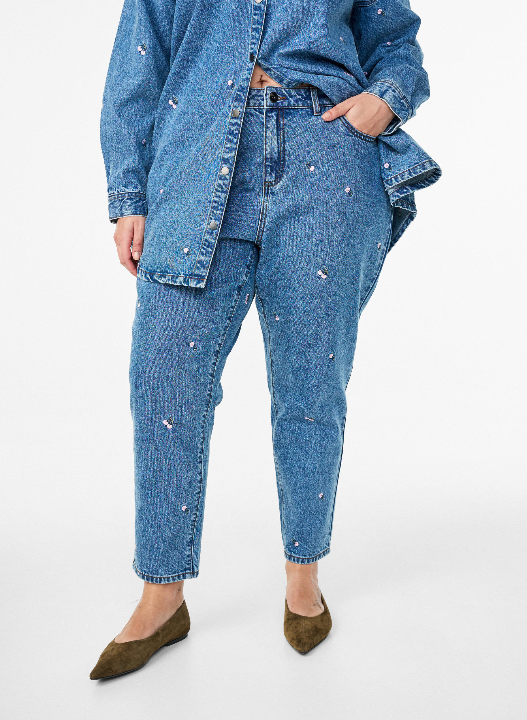 Zizzi Jeans Mille coupe Mom avec broderies, Bleu, Model image number 2