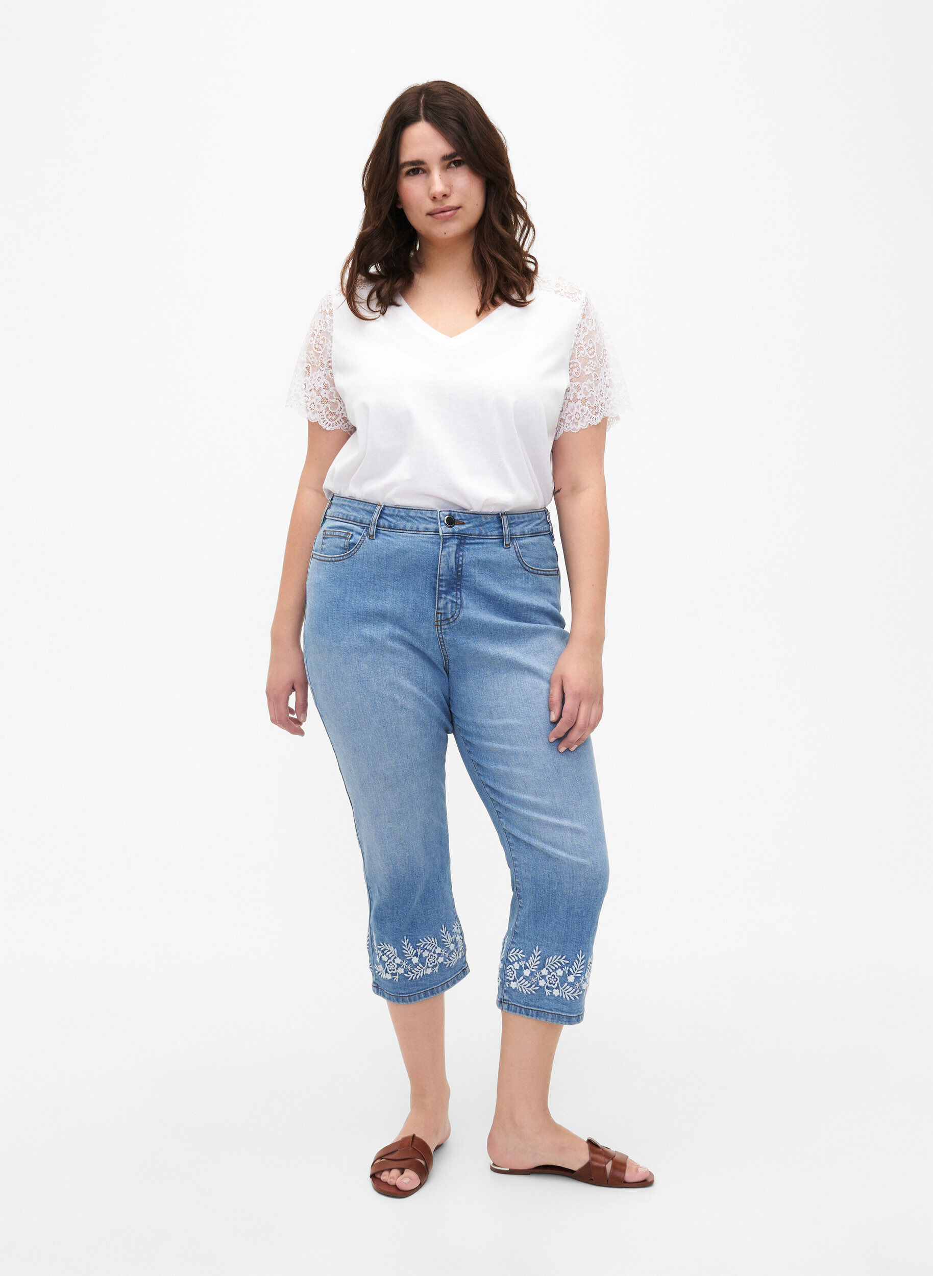 Zizzi  Amy Capri-Hosen mit hoher Taille und Stickerei, Light blue denim, Model image number 4