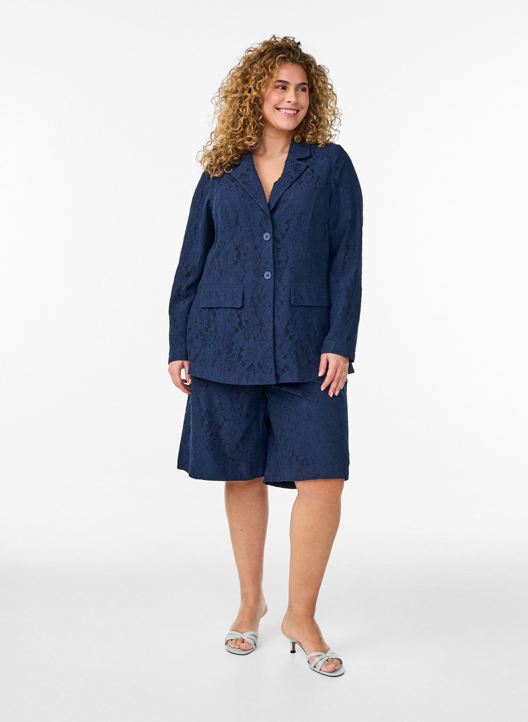 Zizzi Hoch taillierte Bermudashorts aus Spitze, Blau, Model image number 1