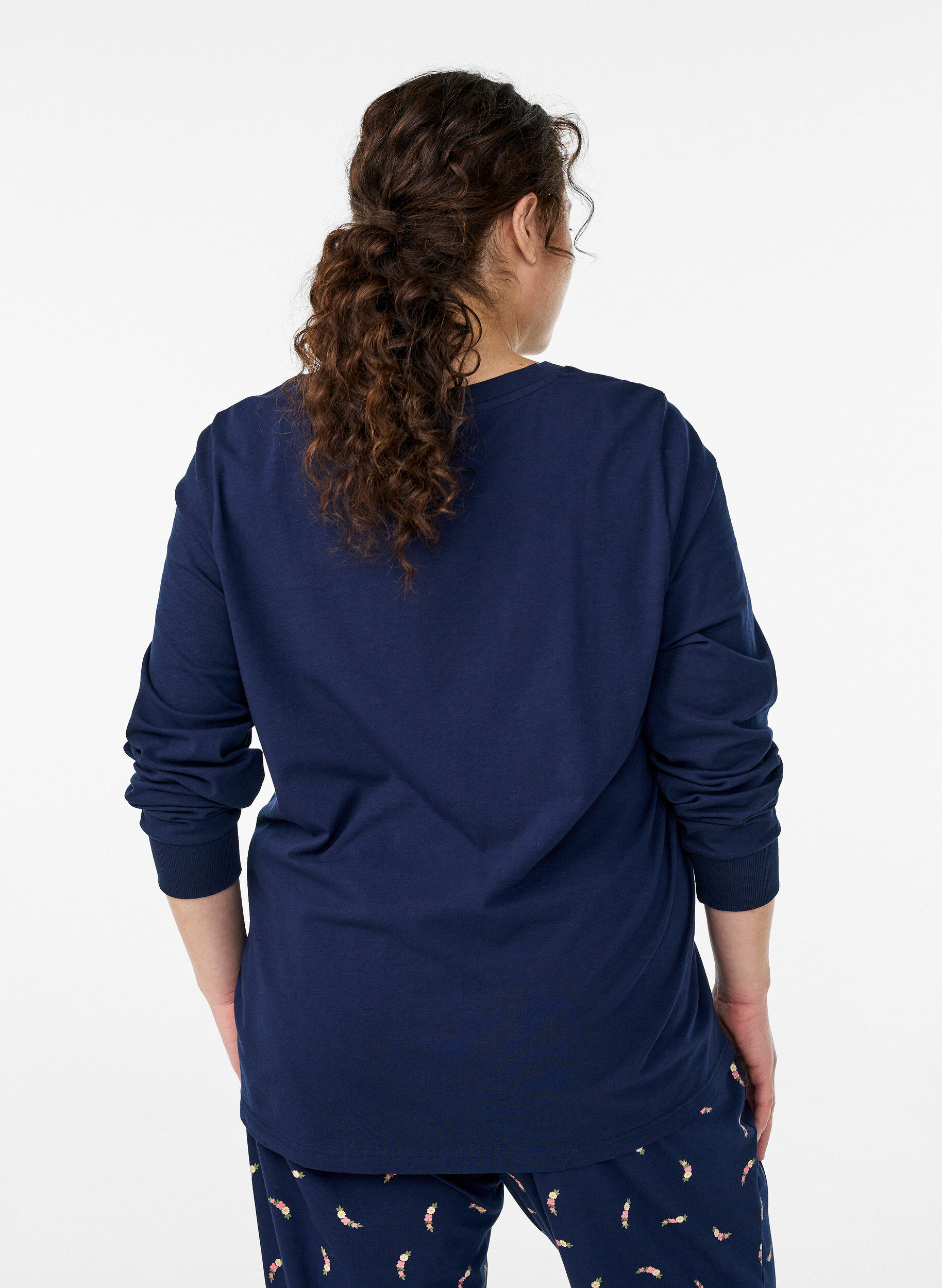 Zizzi Lang&auml;rmliges Pyjamaoberteil aus weichem Baumwolljersey, Blau, Model image number 2