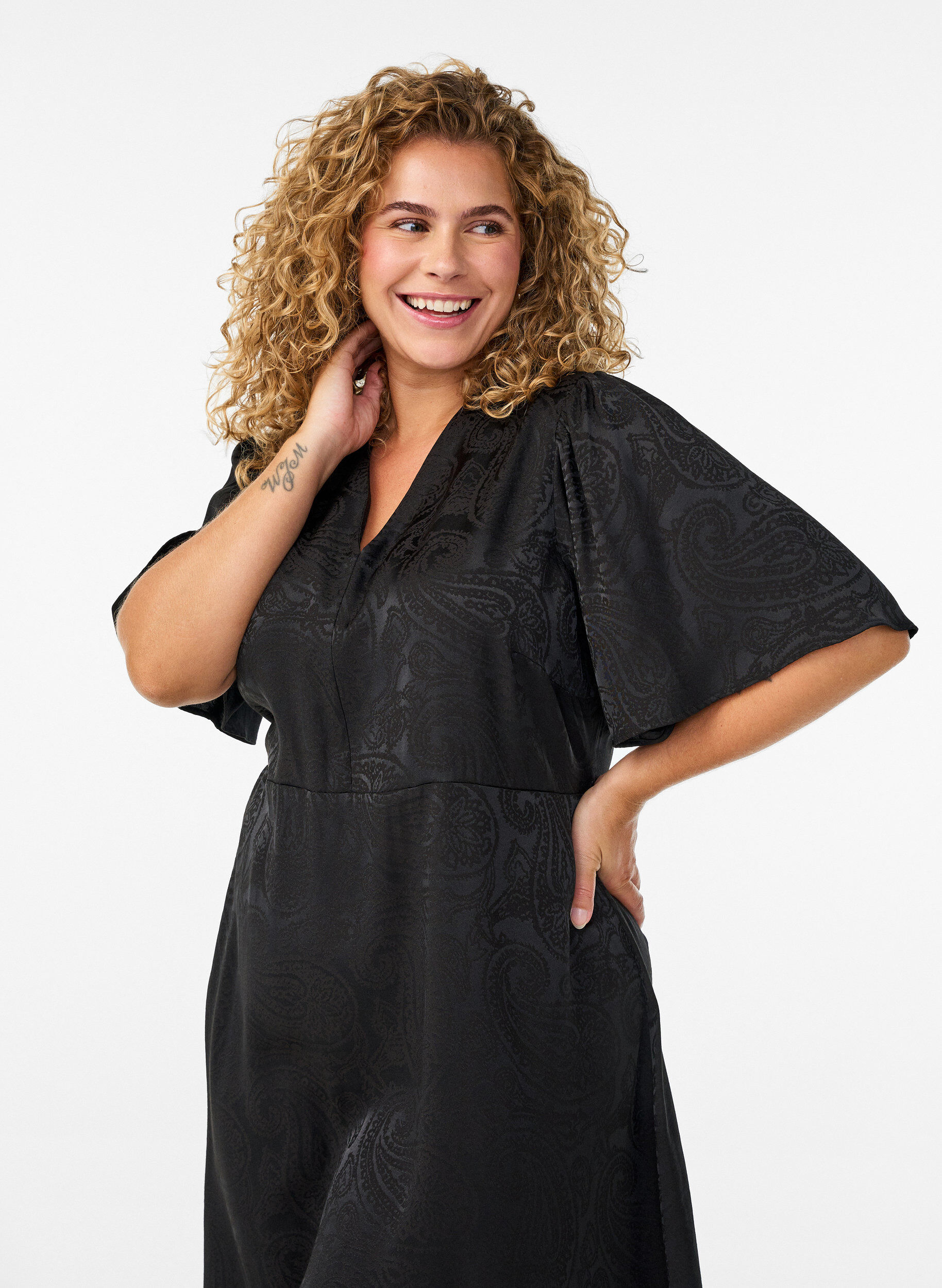 Zizzi Midikleid aus Jacquard mit Paisleymuster und Fl&uuml;gel&auml;rmeln, Schwarz, Model image number 2